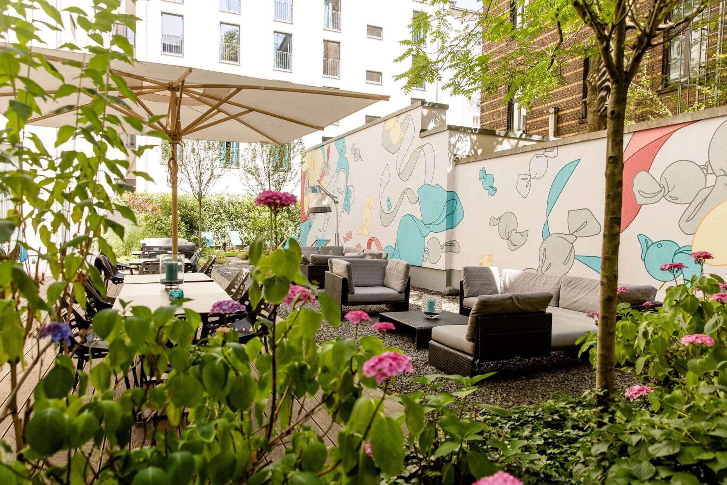 Designhotel Köln Mediapark Motel One große Terrasse mit mehreren Sitzgelegenheiten