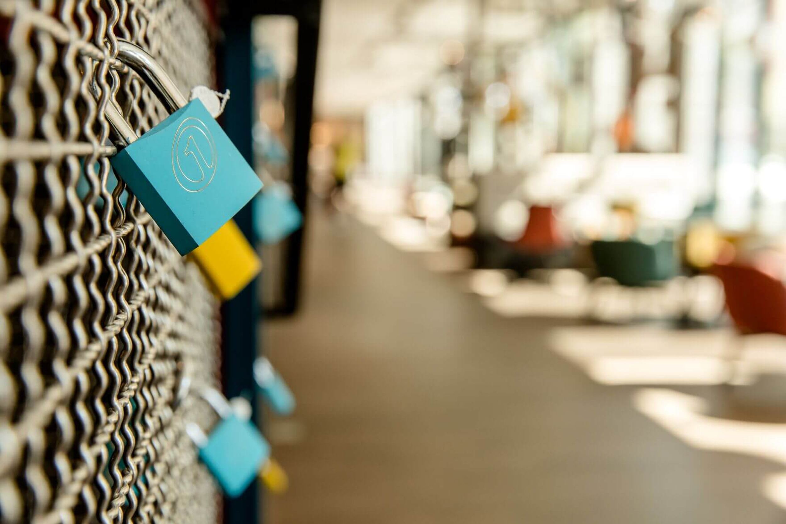 Designhotel Köln Mediapark Motel One Nahaufnahme Schloss mit Motel One Logo