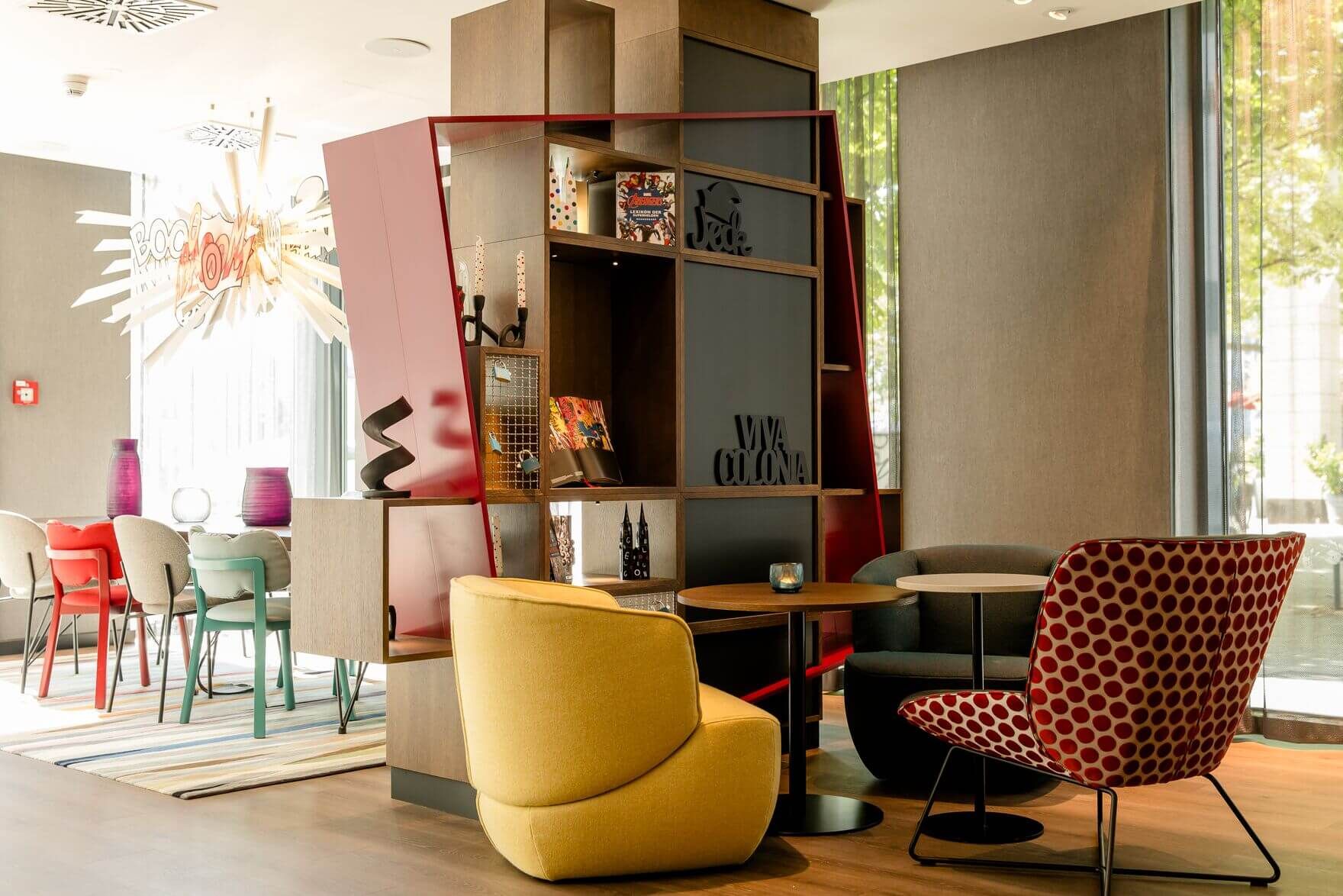 Hotel Köln Mediapark Motel One lichtdurchfluteter Raum mit Tischen, Stühlen sowie Sesseln
