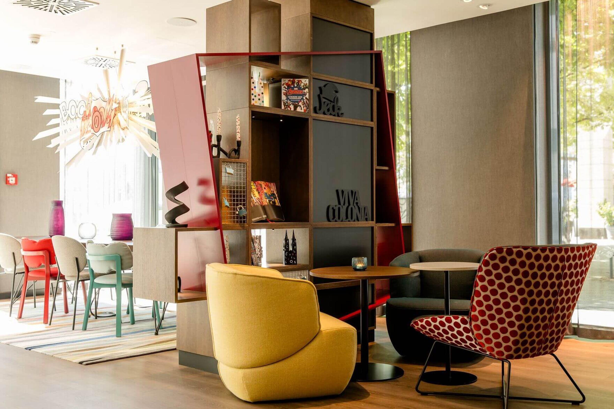 Hotel Köln Mediapark Motel One lichtdurchfluteter Raum mit Tischen, Stühlen sowie Sesseln