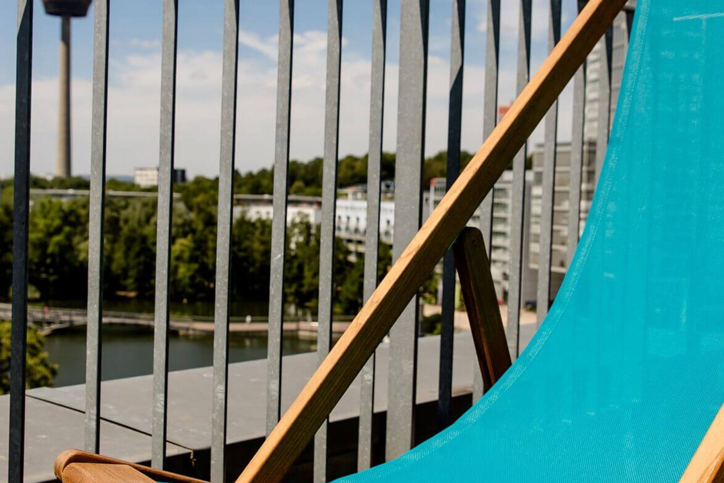 Hotel Köln Mediapark Motel One Liegestuhl auf einem Balkon mit Aussicht über die Stadt