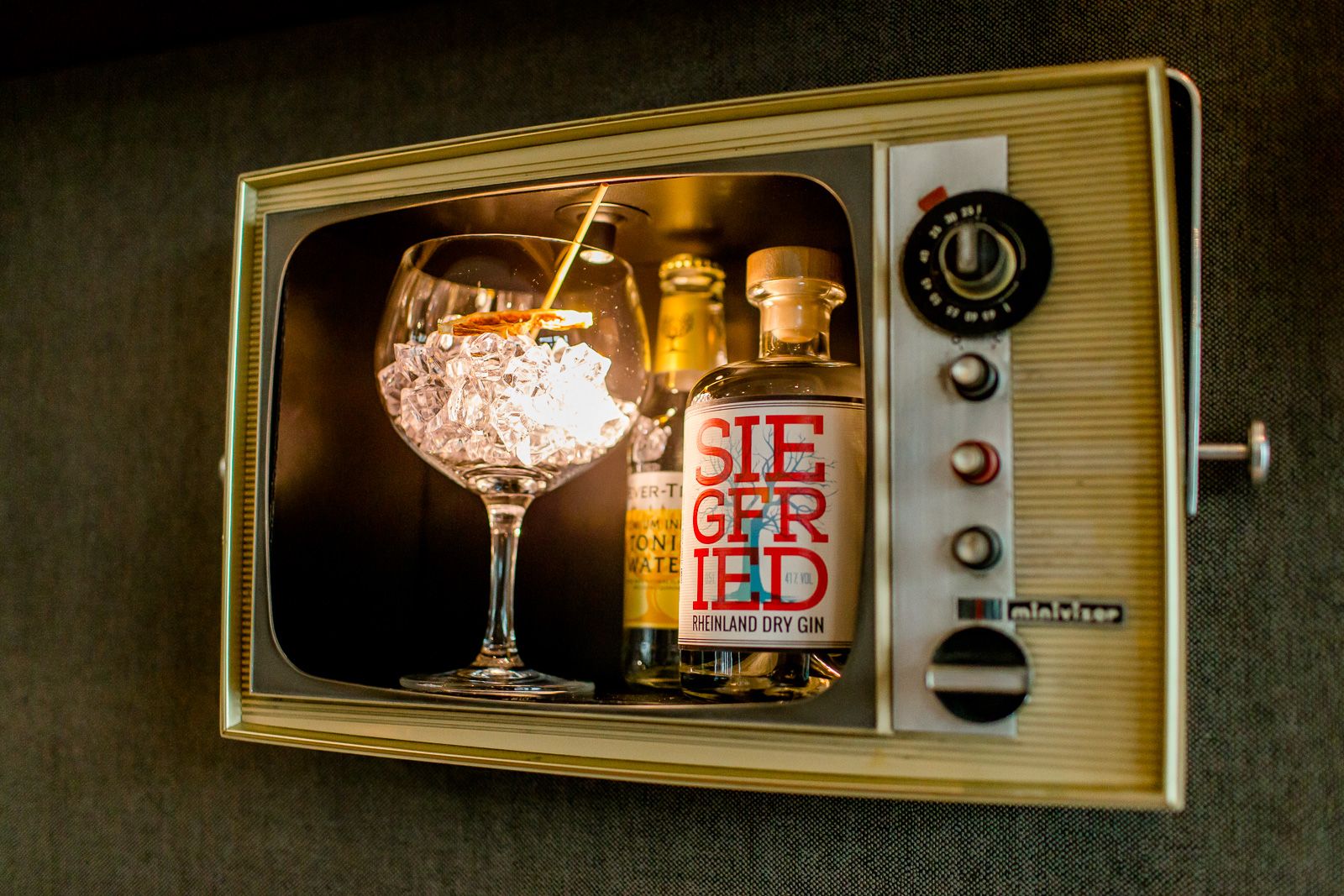 Hotel Köln Messe Motel One Nahaufnahme auf Drinks, die in einem alten Fernseher stehen