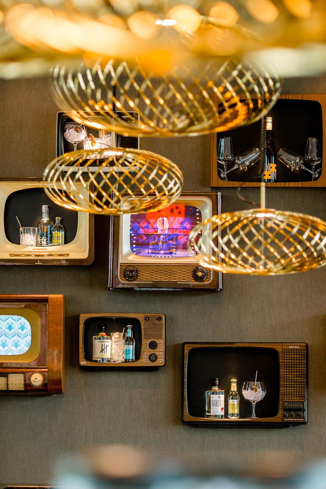 Hotel Köln Messe Motel One Nahaufnahme auf alte Fernseher an der Wand mit Drinks