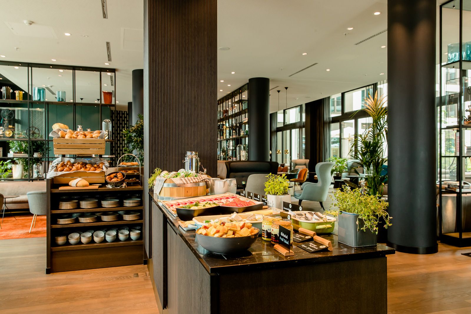 Hotel Köln Messe Motel One Frühstücksbuffet und mehrere Sitzgelegenheiten