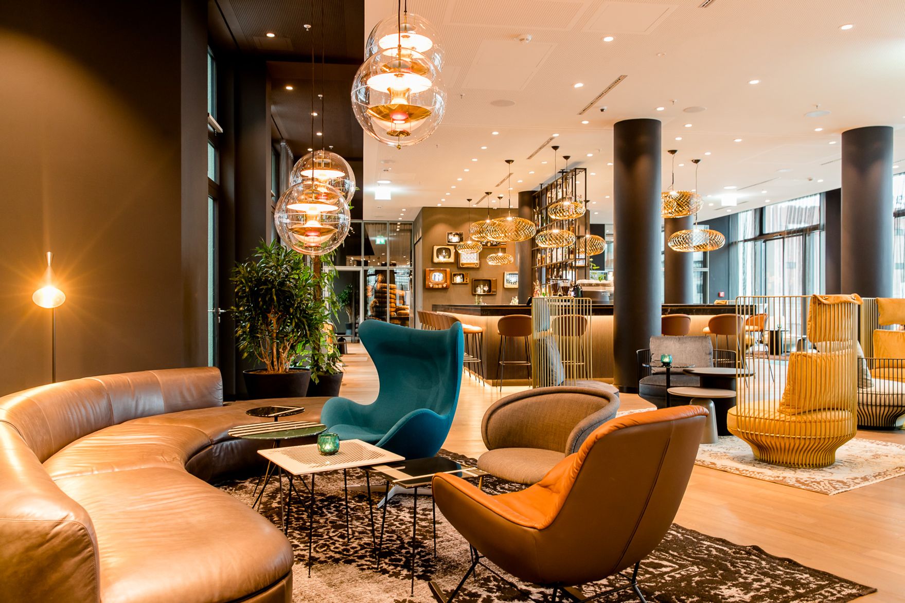 Designhotel Köln Messe Motel One lichtdurchflutete Lounge und Bar im Hintergrund