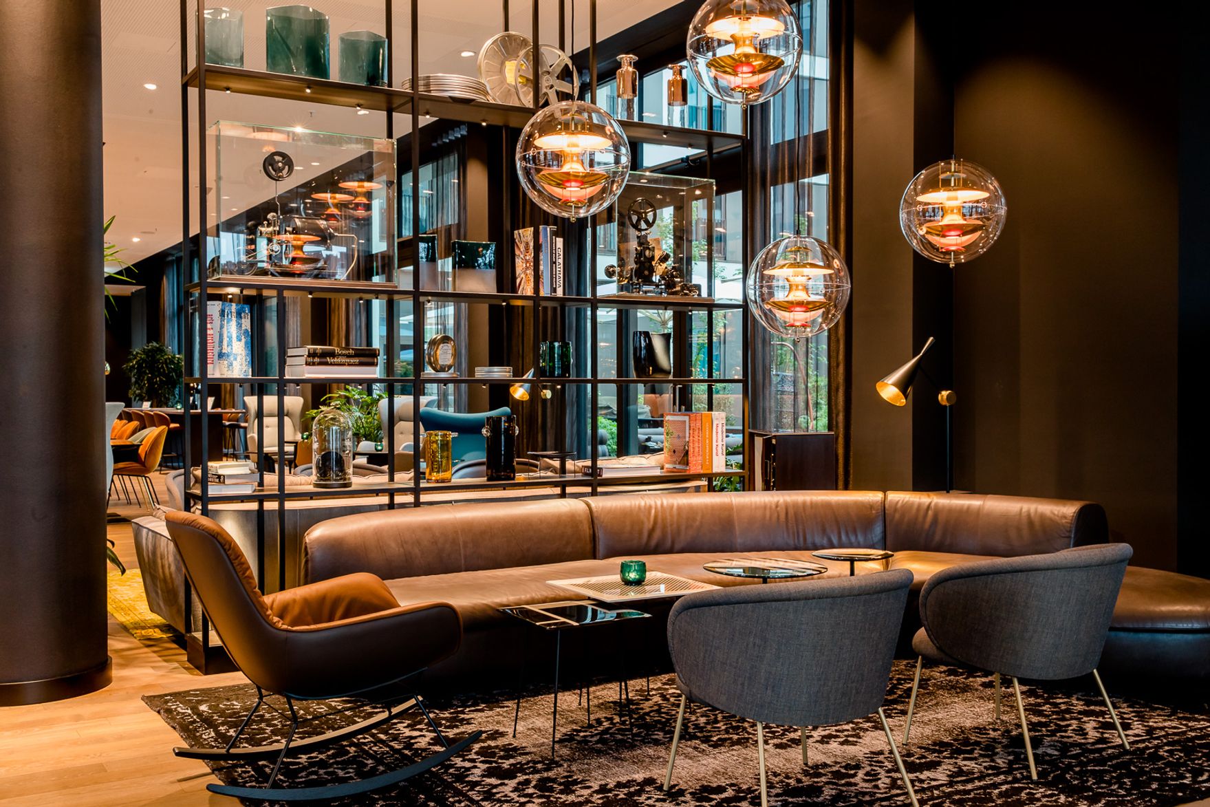 Designhotel Köln Messe Motel One helle Lounge mit Sesseln und großer Couch