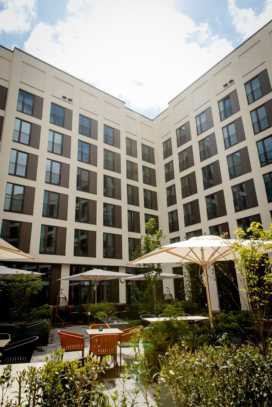 Designhotel Köln Messe Motel One Innnenhof mit Terrasse und Sonnenschein