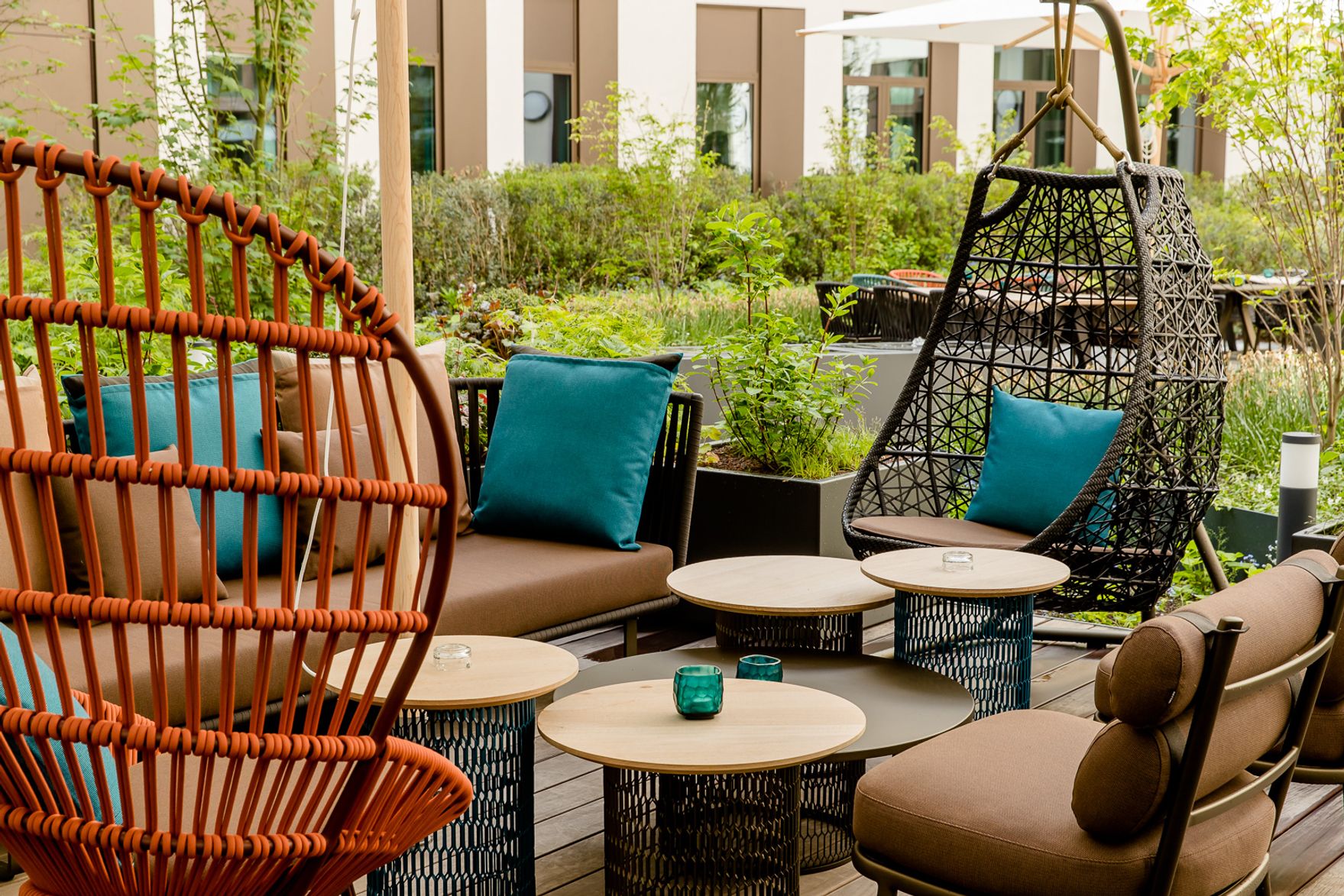 Hotel Köln Messe Motel One Terrasse mit Tischen und Stühlen