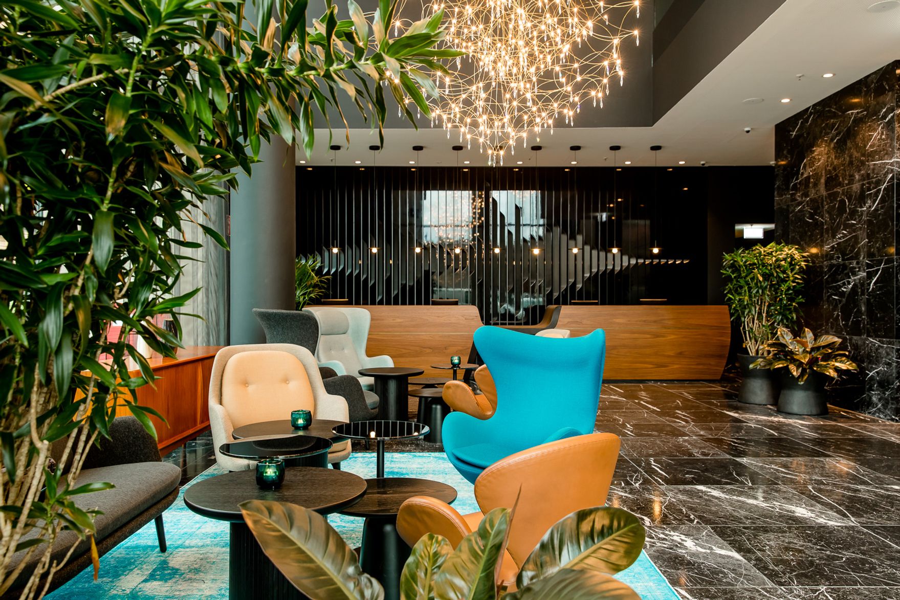 Hotel Köln Messe Motel One Rezeption und mehrere Sessel zum Verweilen