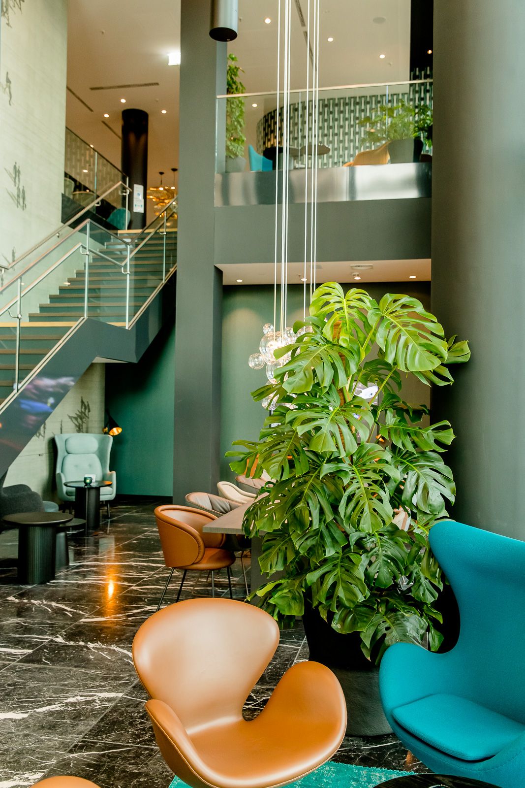 Hotel Köln Messe Motel One Eingangsbereich mit Sesseln sowie langer Treppe