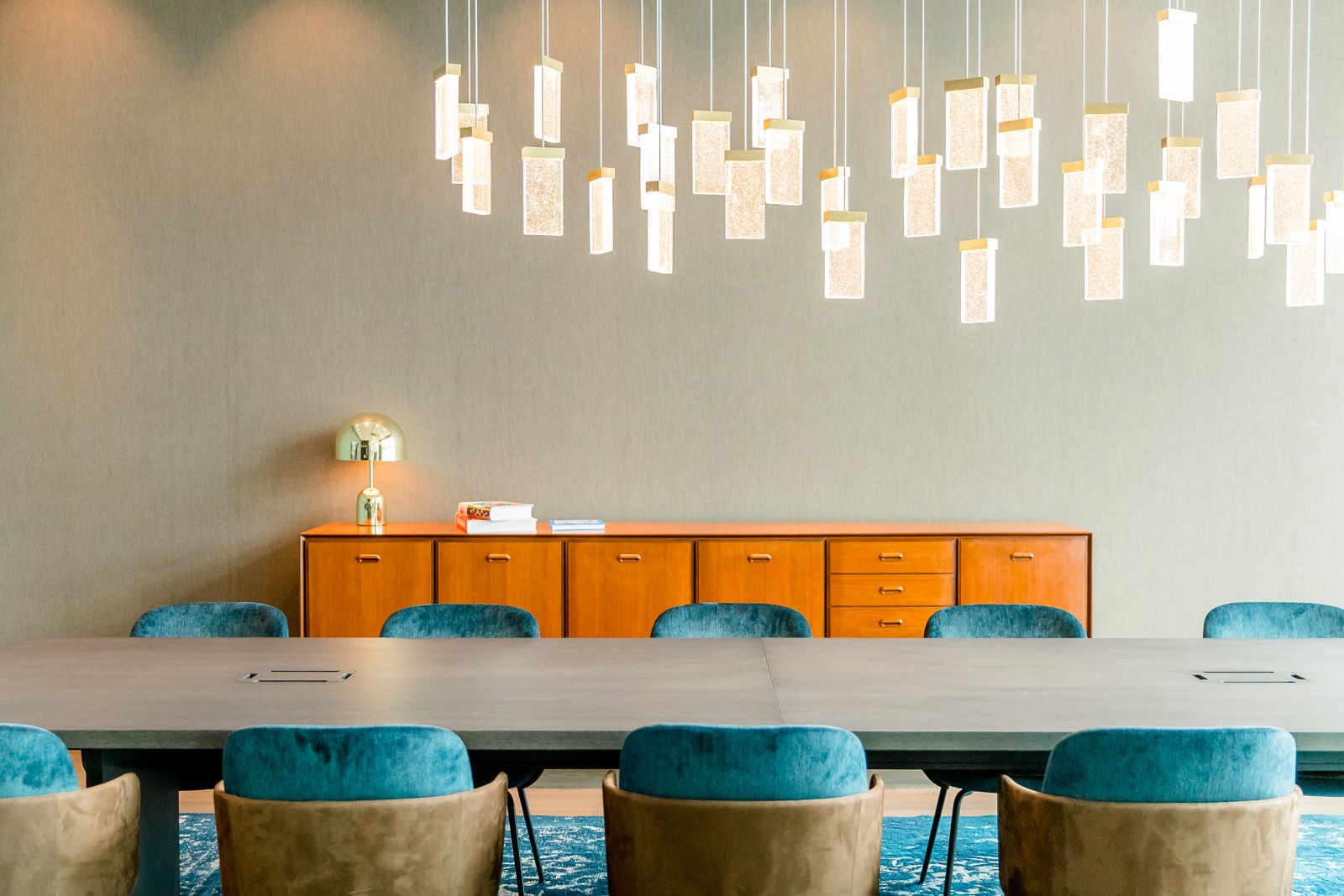 Hotel Köln Messe Motel One heller Meetingraum mit langem Tisch und mehreren Stühlen