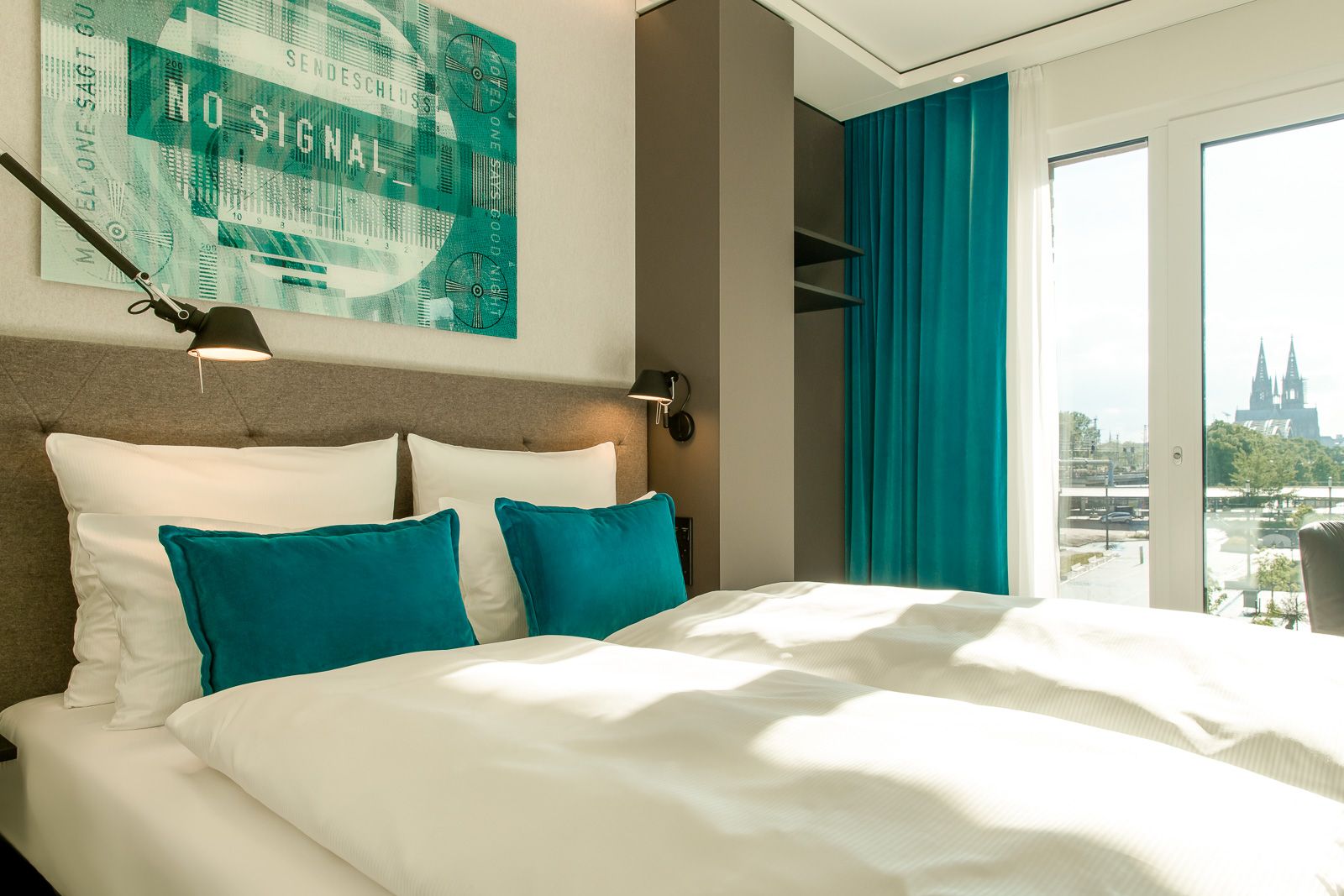 Hotel Köln Messe Motel One lichtdurchflutetes Zimmer mit großem Bett