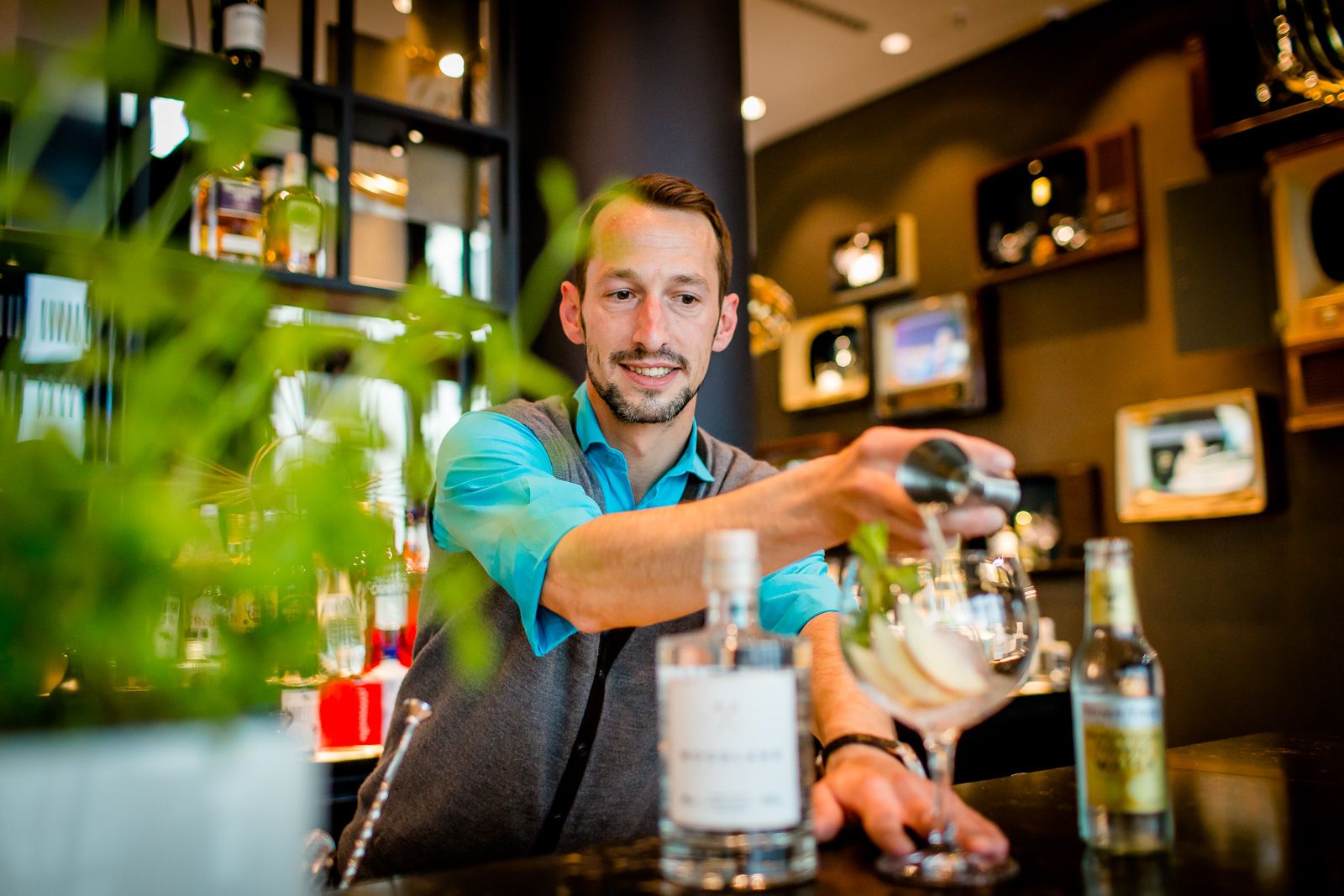 Hotel Köln Messe Motel One Barkeeper bei der Zubereitung eines Getränks