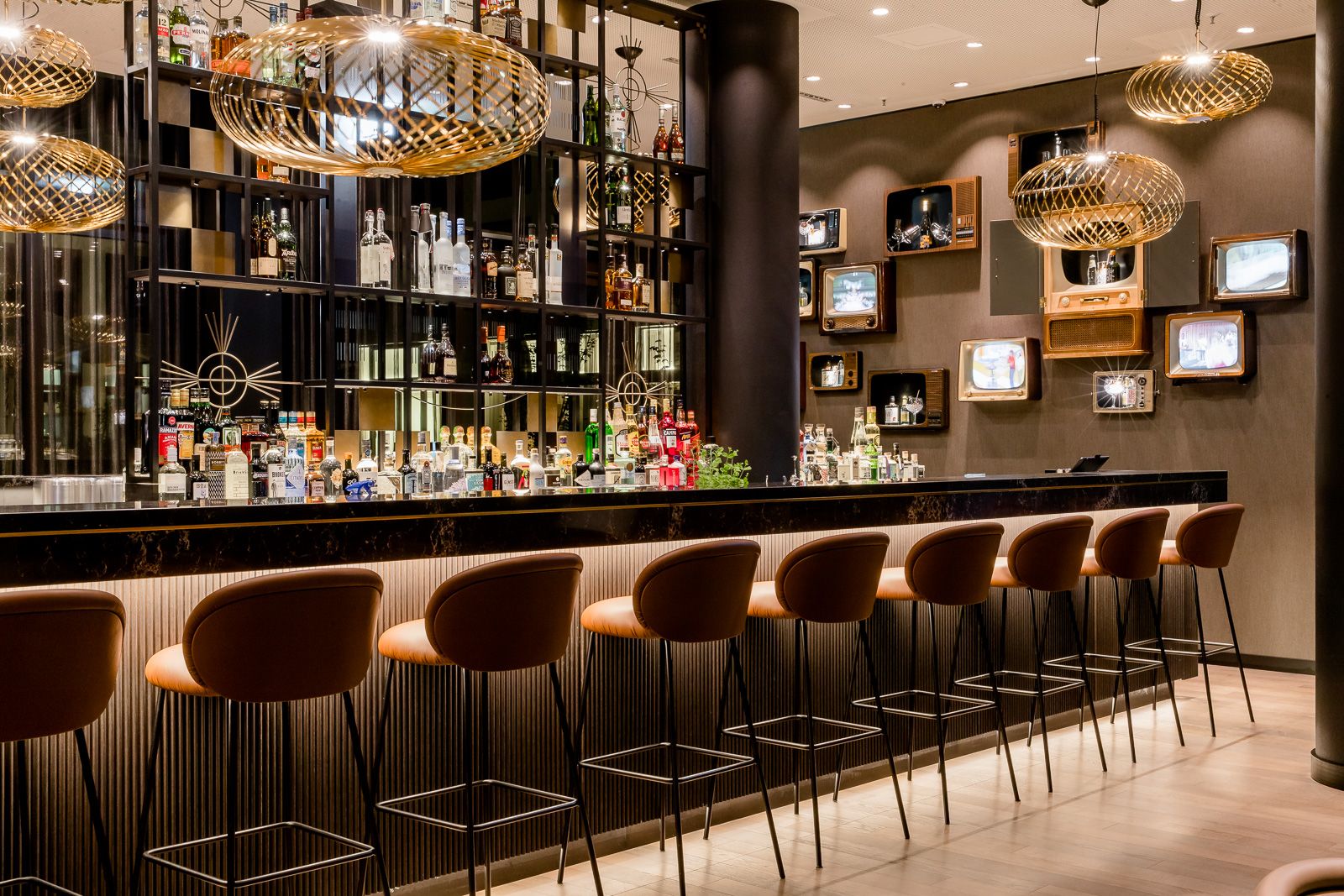 Hotel Köln Messe Motel One Bar mit mehreren Barhockern