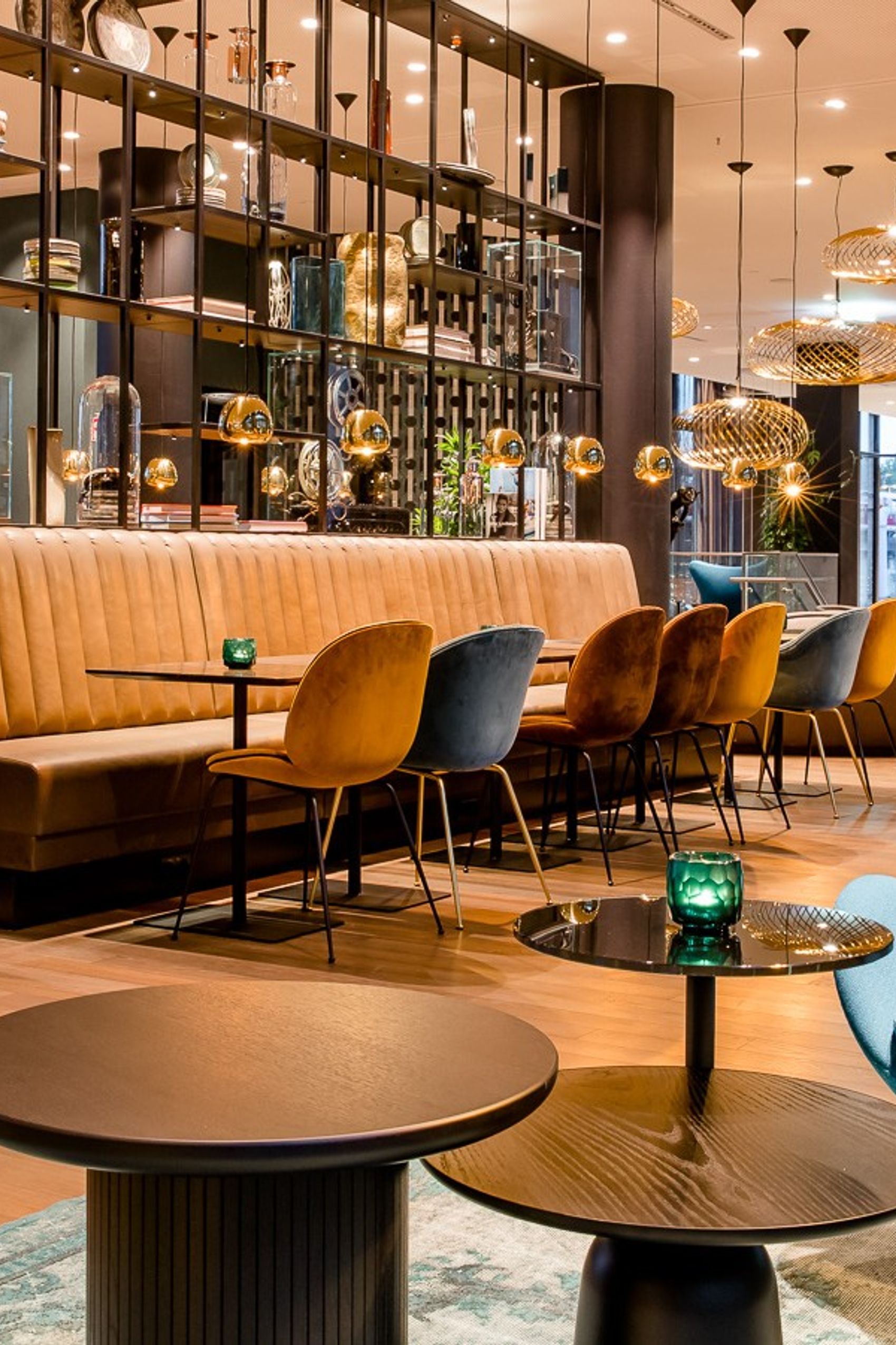 Hotel Köln Messe Motel One große und offene Lounge mit mehreren Sitzgelegenheiten zum Verweilen