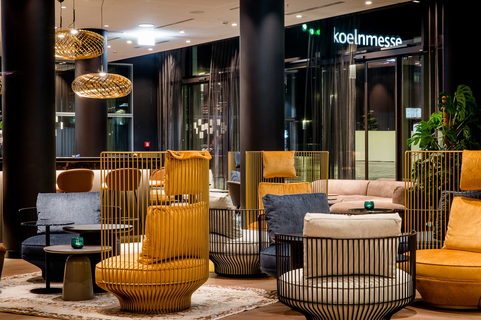 Hotel Köln Messe Motel One Lounge bei Abend