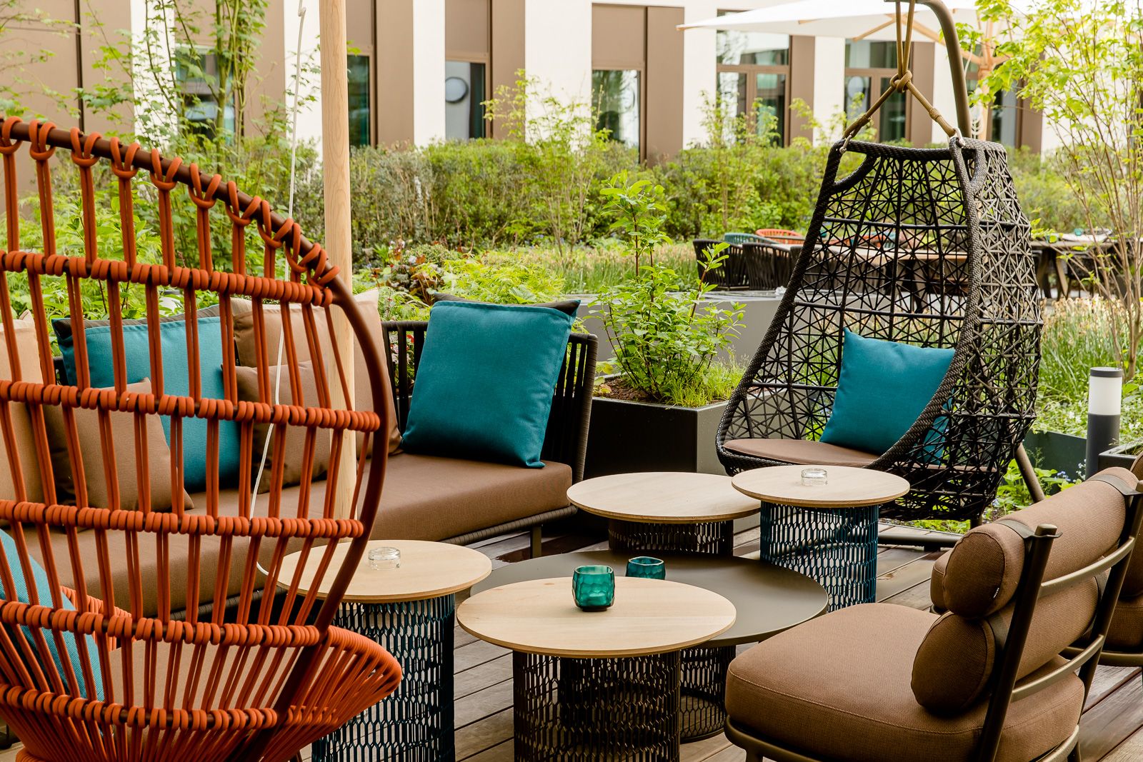 Hotel Köln Messe Motel One Terrasse mit mehreren Sitzgelegenheiten