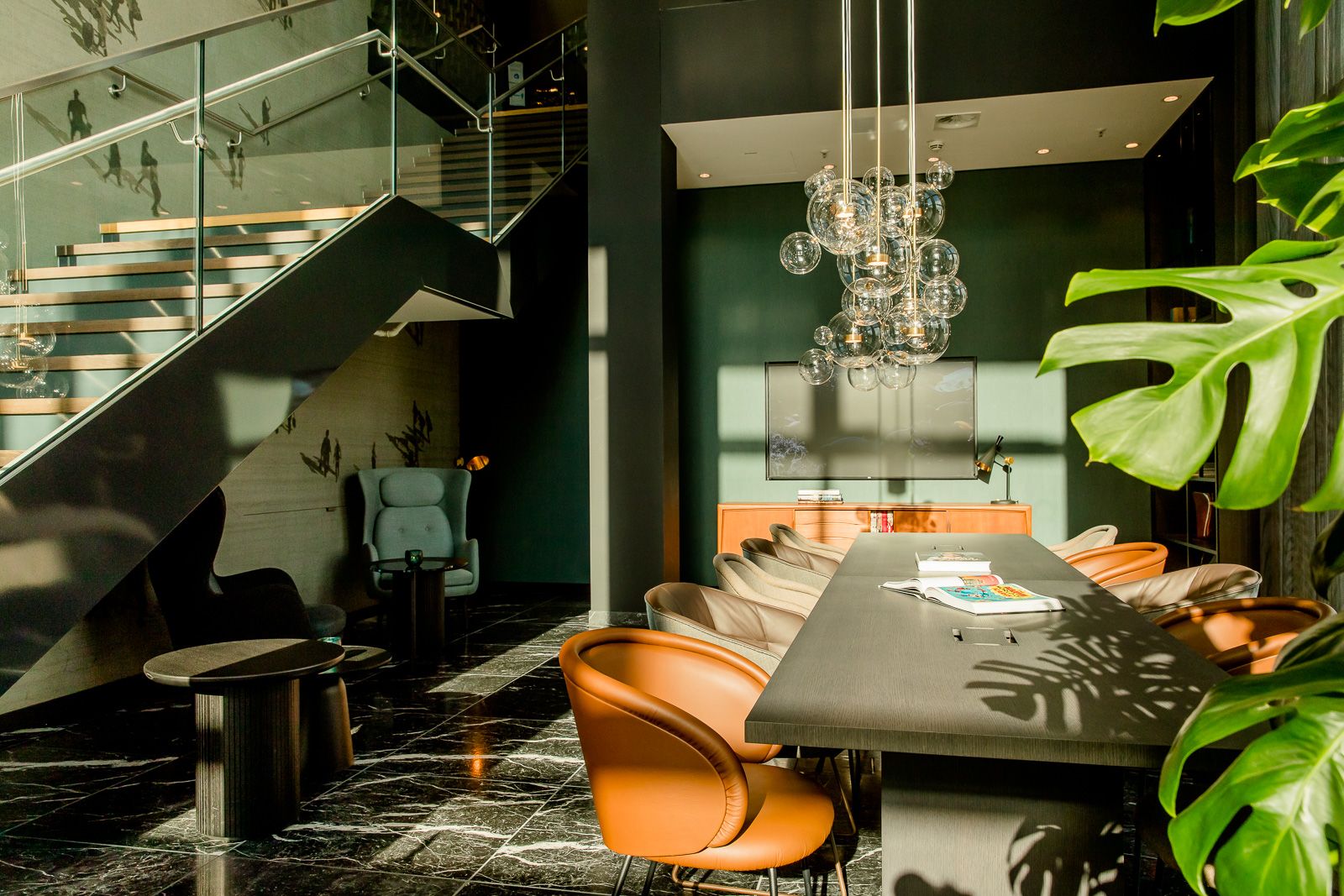 Hotel Köln Messe Motel One heller Eingangsbereich mit Sitzgelegenheiten und großer Treppe