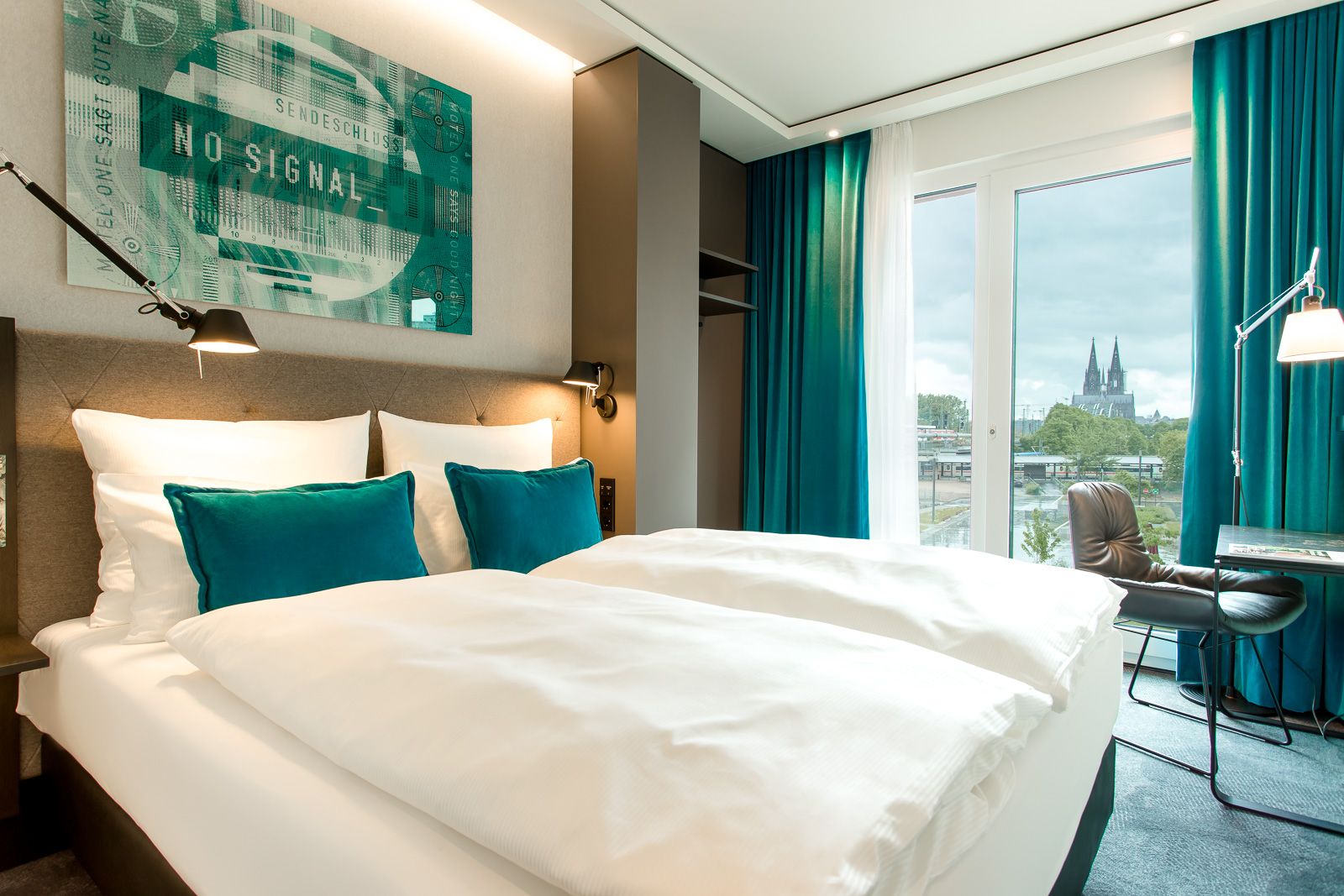 Hotel Köln Messe Motel One lichtdurchflutetes Zimmer mit gemütlichem Doppelbett