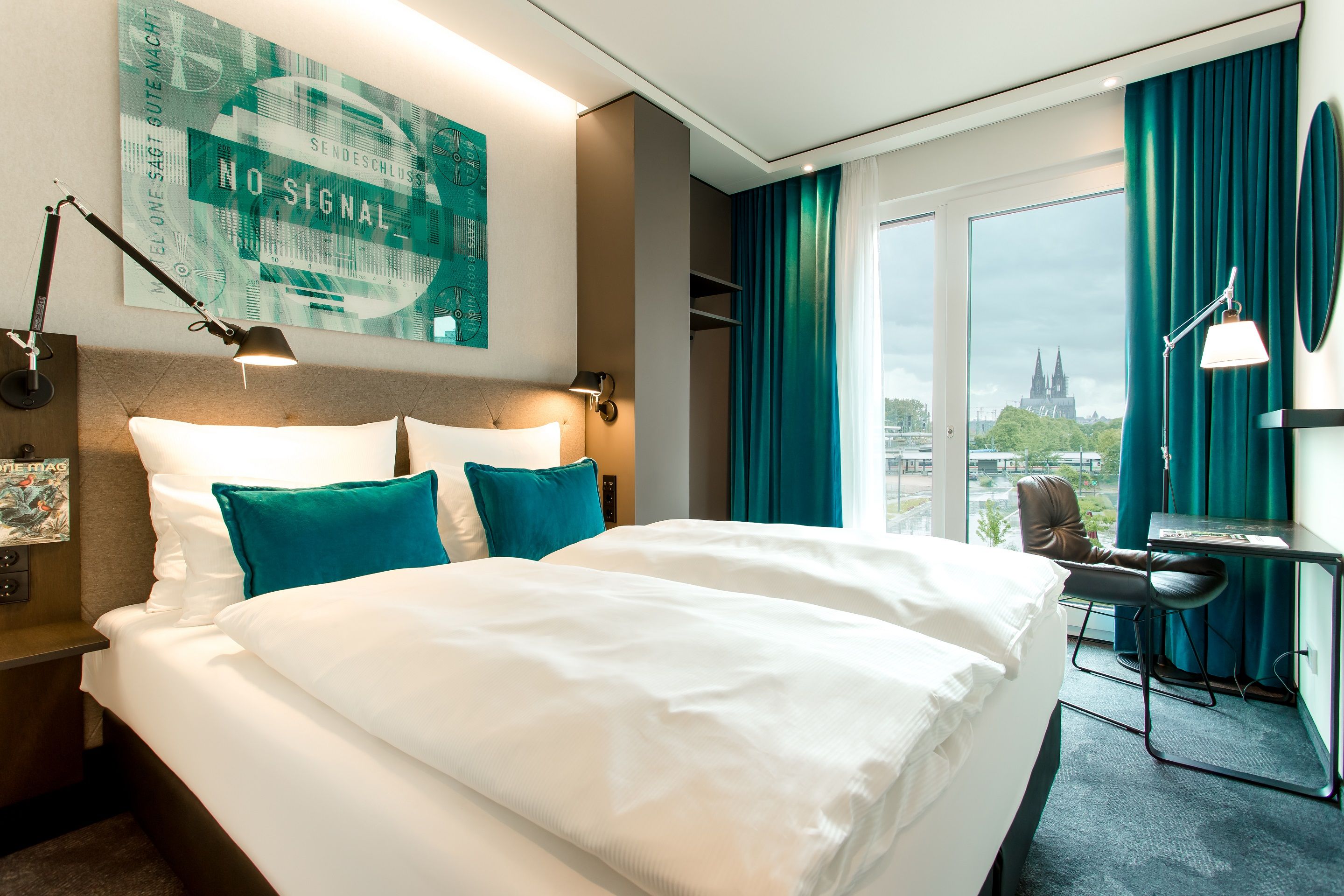 Designhotel Köln Messe Motel One lichtdurchflutetes Doppelzimmer mit Blick auf den Dom