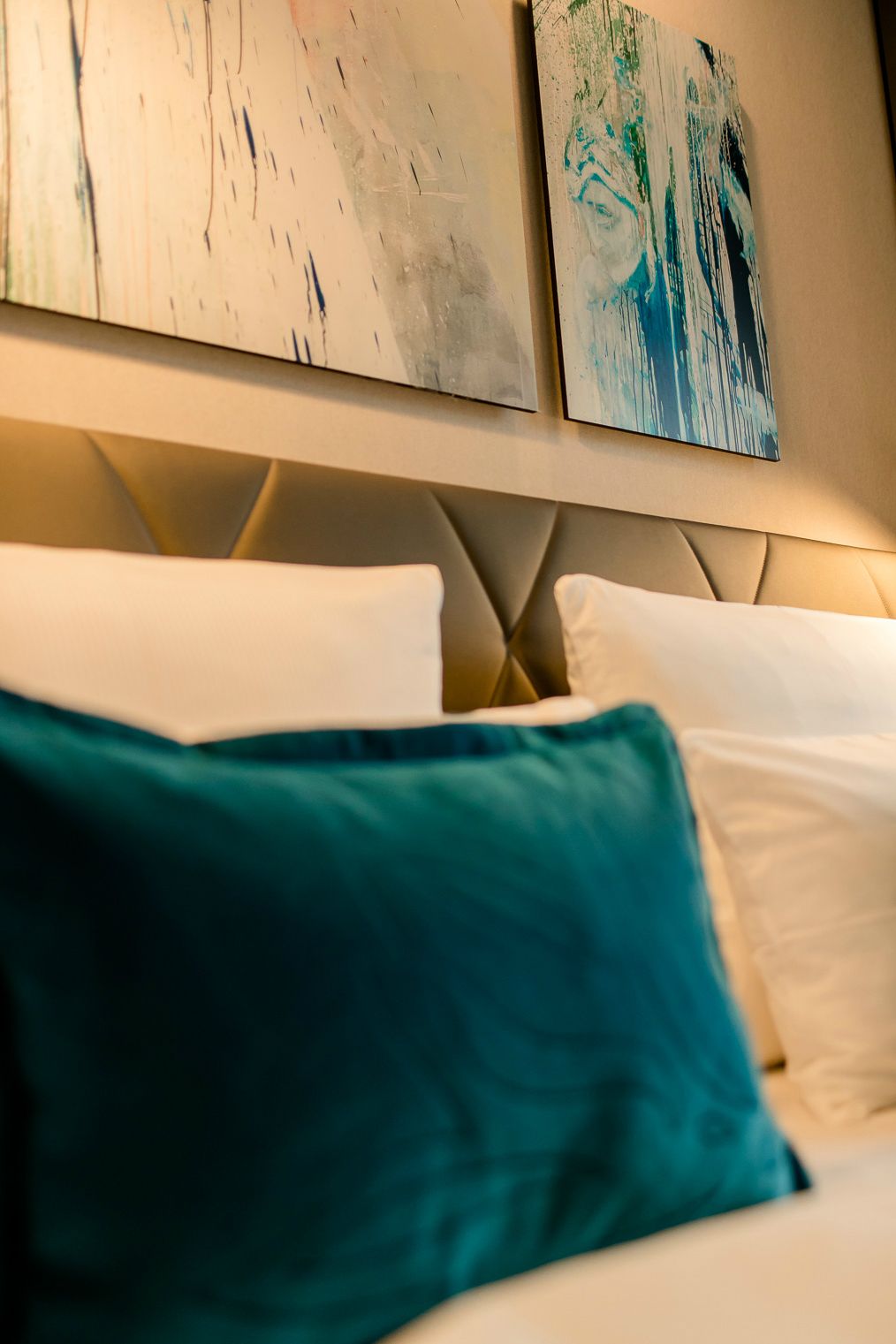 Hotel Köln Neumarkt Motel One Zimmer Bett mit Zierkissen