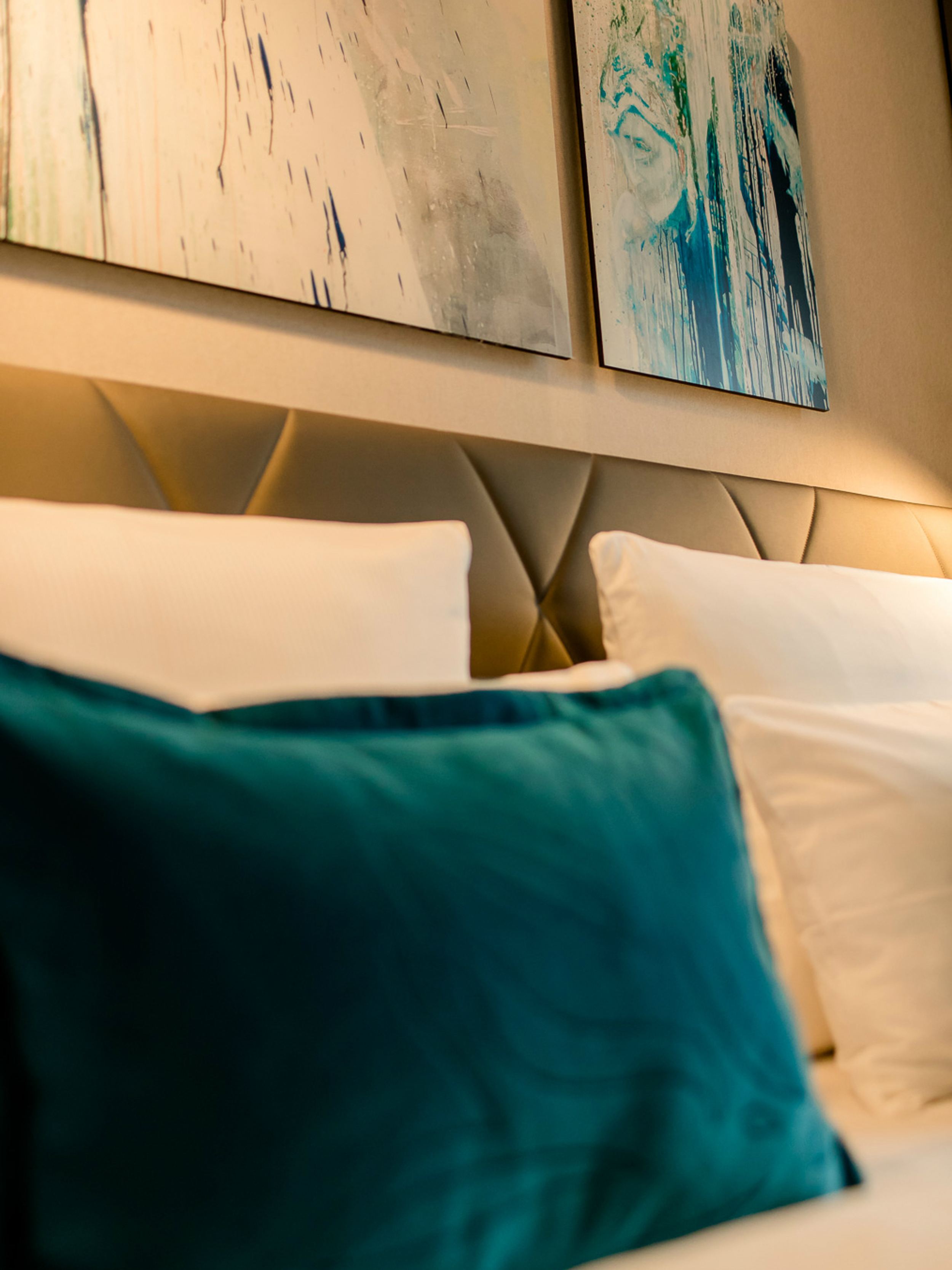 Hotel Köln Neumarkt Motel One Zimmer Bett mit Zierkissen