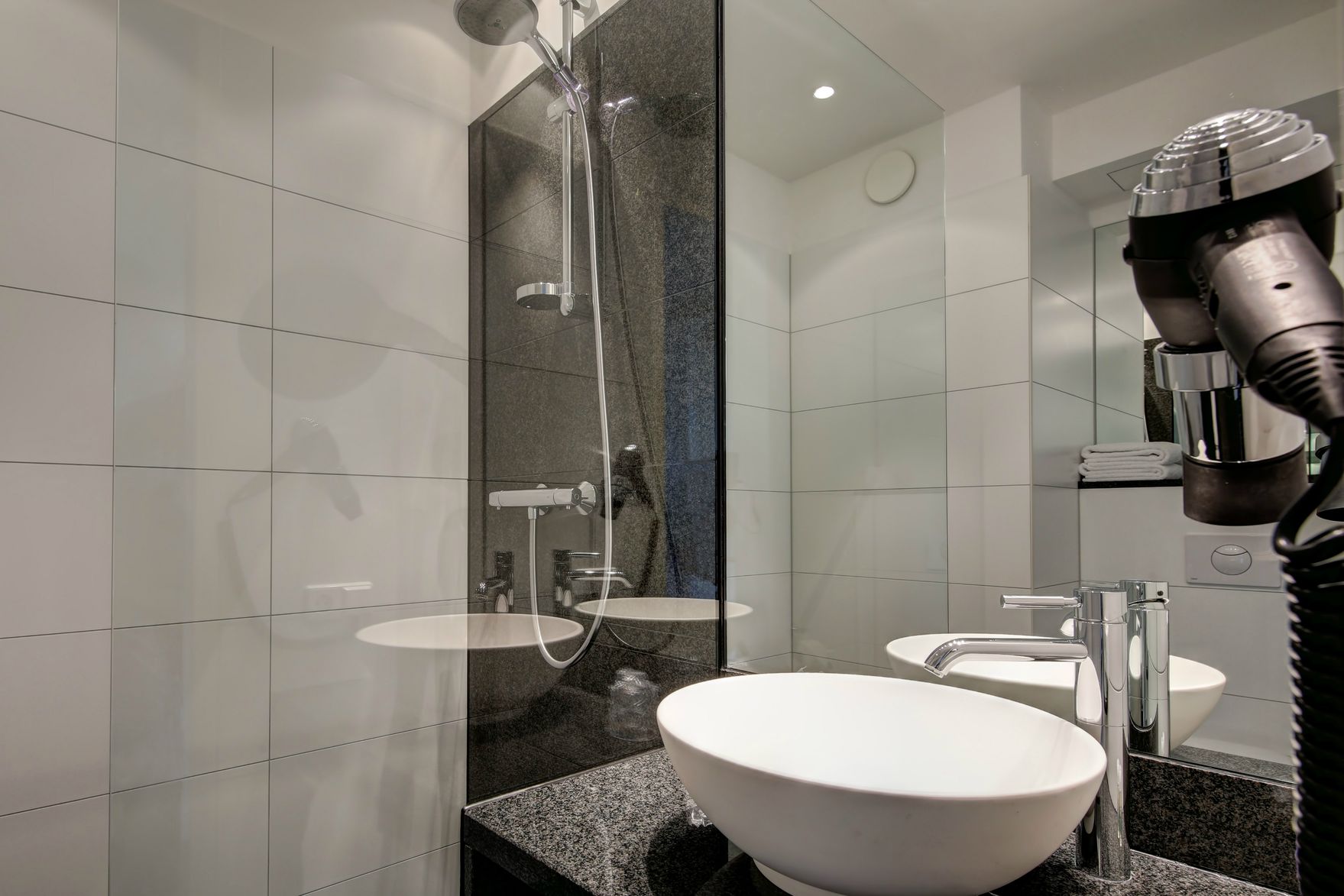 Hotel Köln Neumarkt Motel One Bad mit Dusche, Waschbecken sowie großem Spiegel