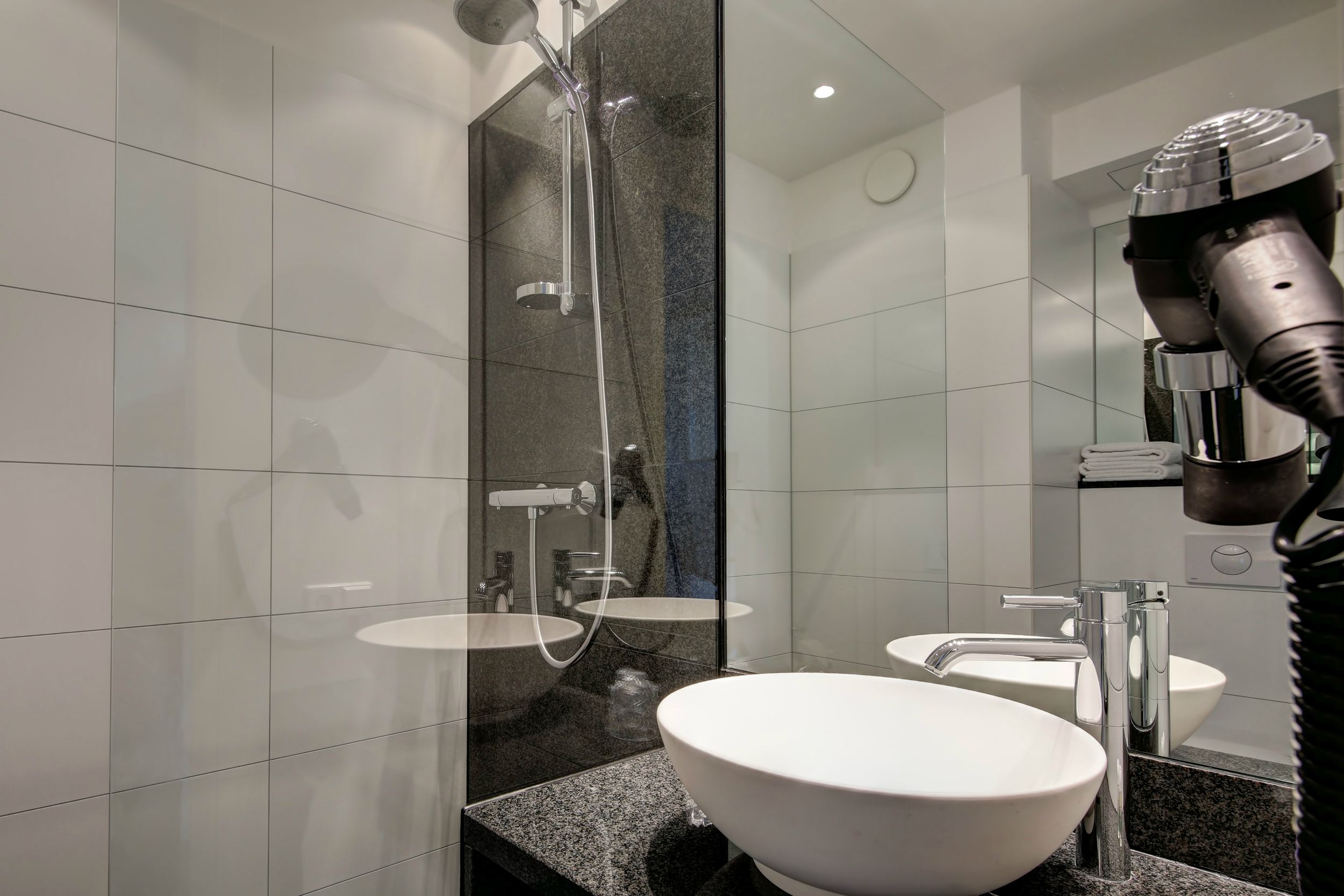 Hotel Köln Neumarkt Motel One Bad mit Dusche, Waschbecken sowie großem Spiegel