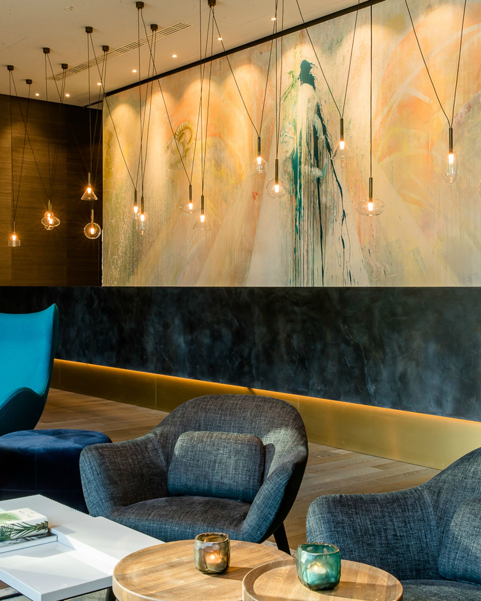 Hotel Köln Neumarkt Motel One Rezeption und Sessel sowie Egg chair