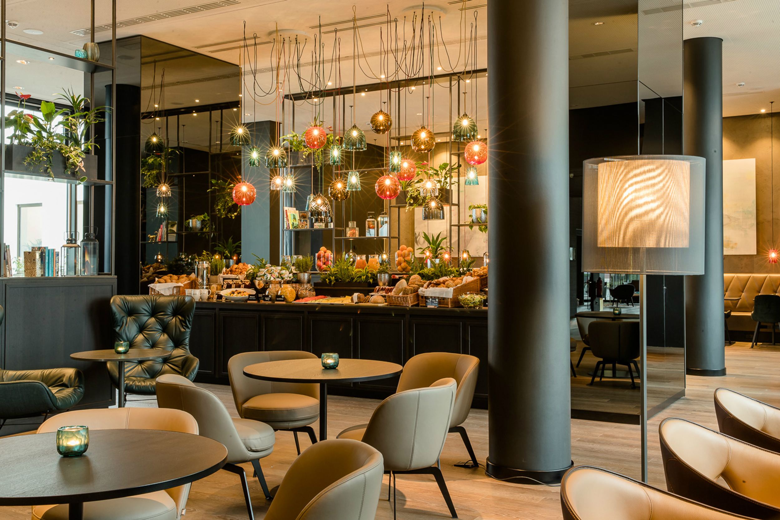 Hotel Köln Neumarkt Motel One Frühstücksbuffet und Sitzgelegenheiten