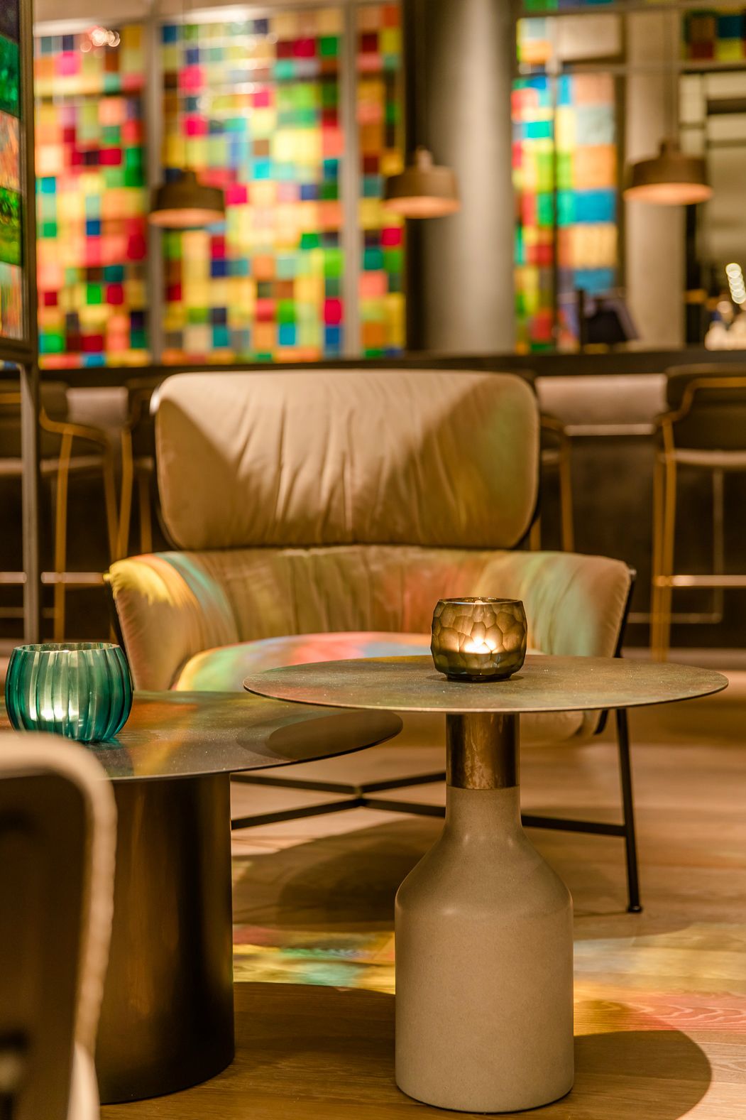 Hotel Köln Neumarkt Motel One Nahaufnahme Sessel und Beistelltisch in Lounge