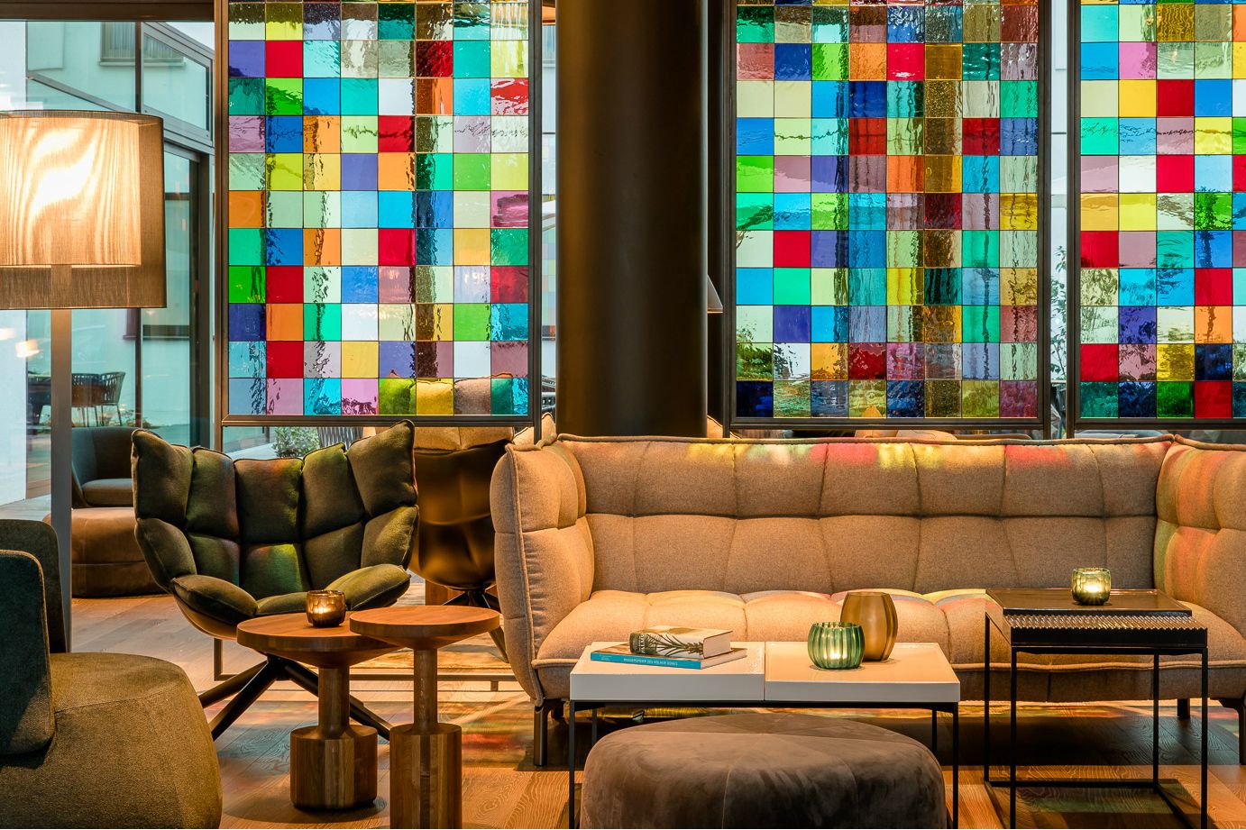 Hotel Köln Neumarkt Motel One Lounge mit Sesseln und Sofas