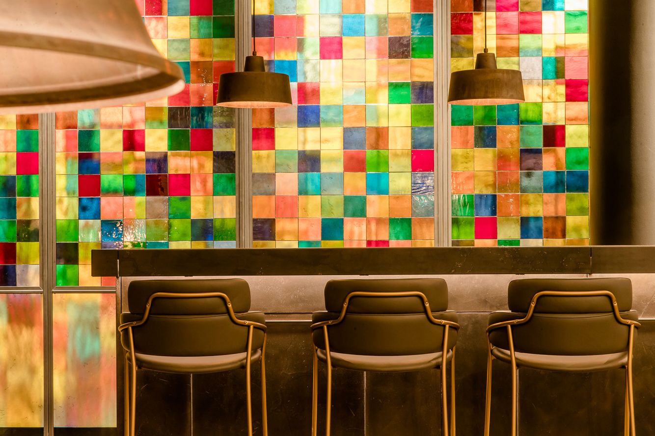 Hotel Köln Neumarkt Motel One Nahaufnahme Tisch mit drei Stühlen