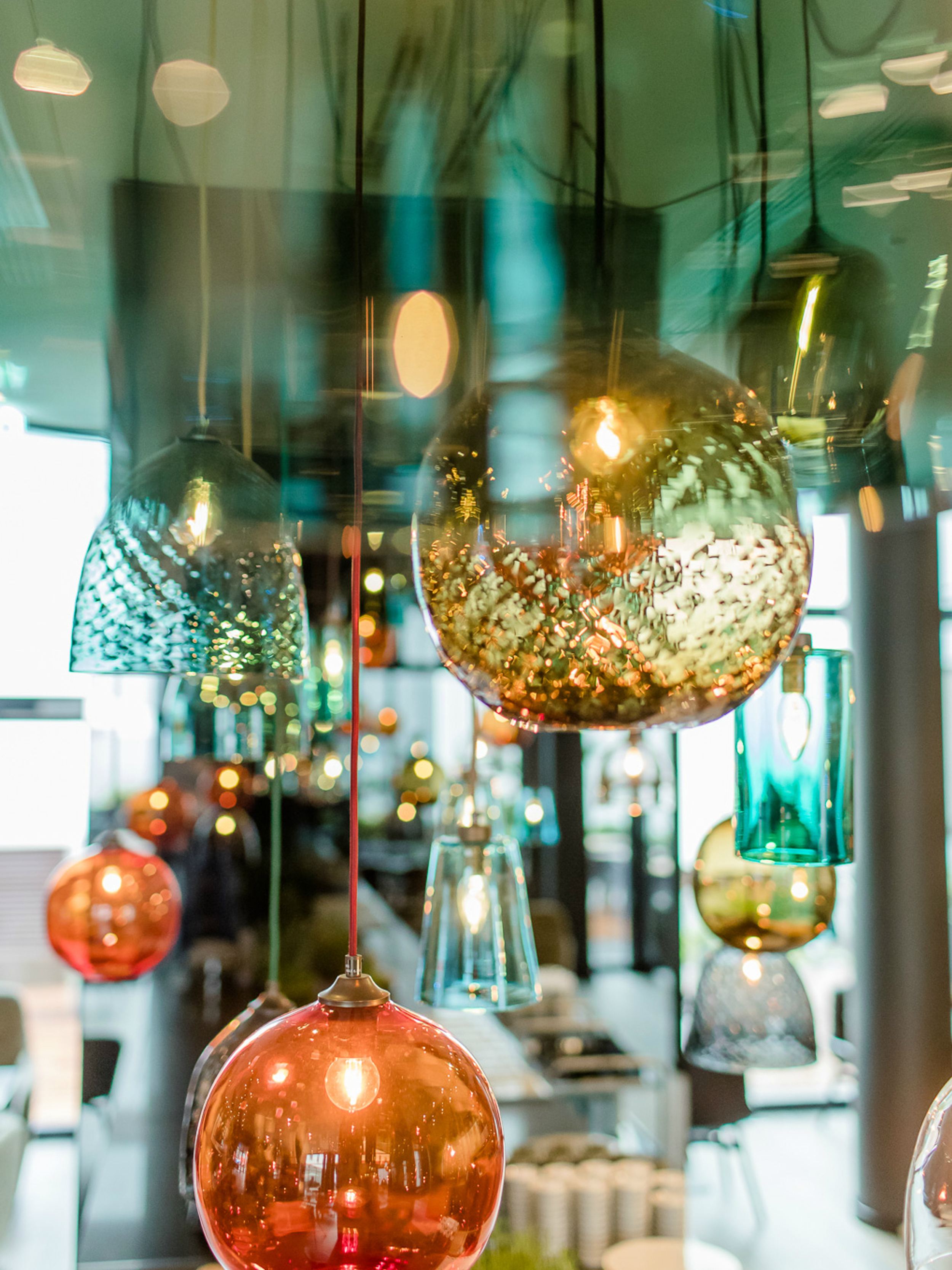 Hotel Köln Neumarkt Motel One Nahaufnahme bunte Lampen