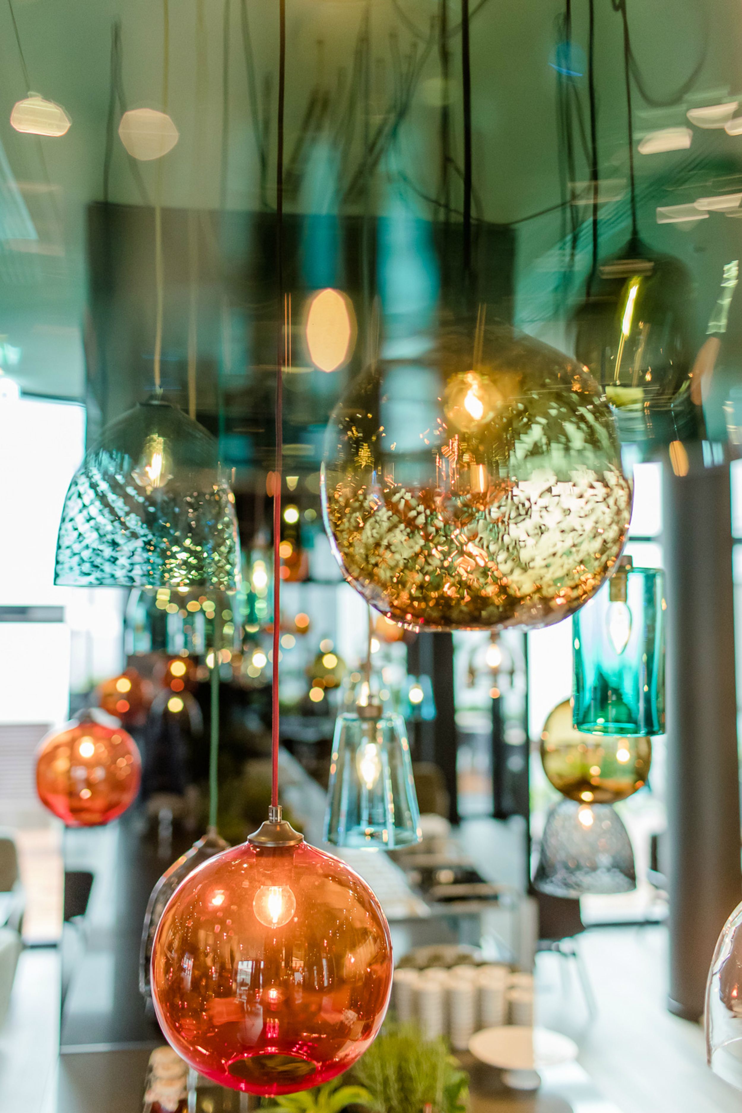 Hotel Köln Neumarkt Motel One Nahaufnahme bunte Lampen