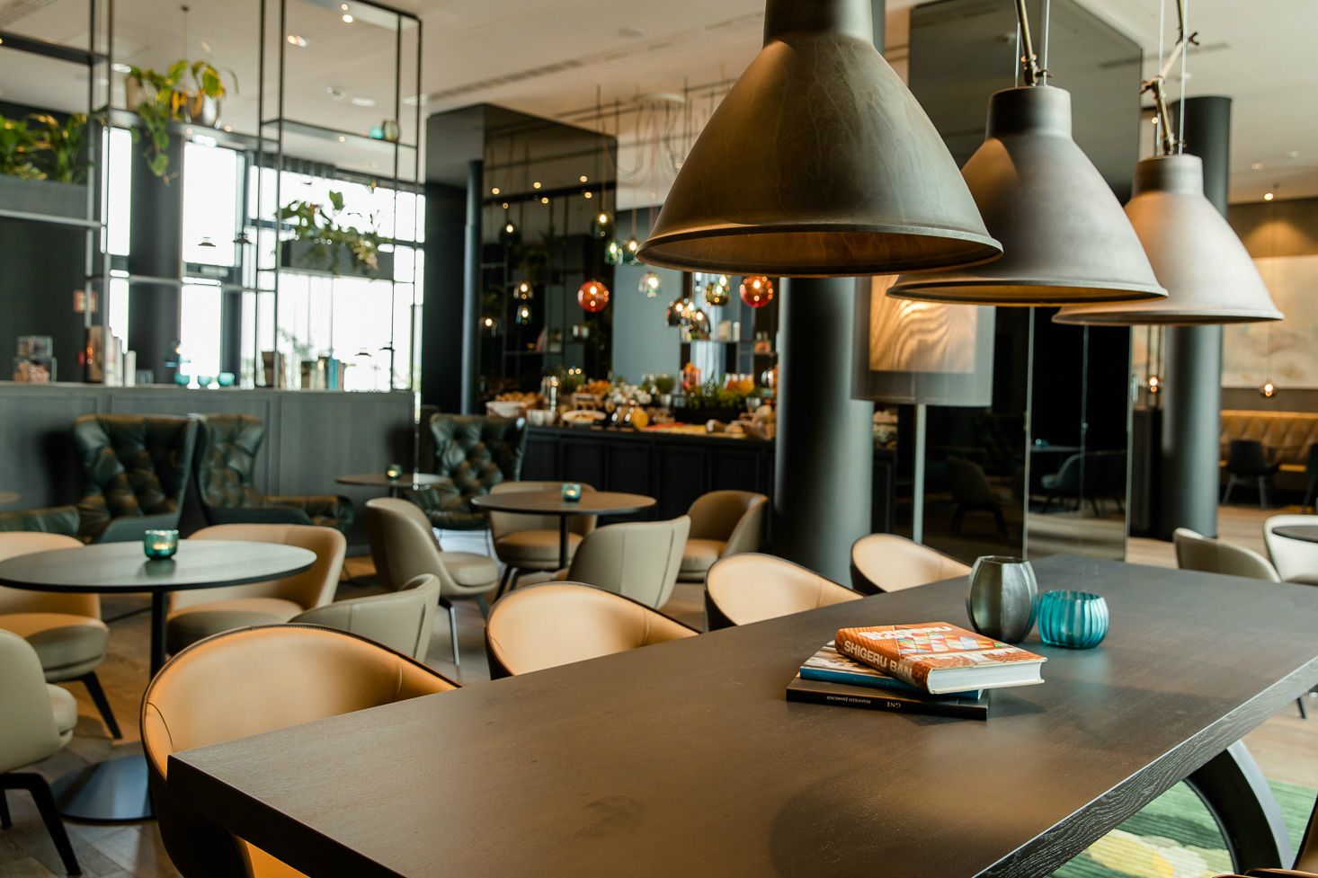 Hotel Köln Neumarkt Motel One Frühstücksraum mit Sitzgelegenheiten sowie Buffet im Hintergrund