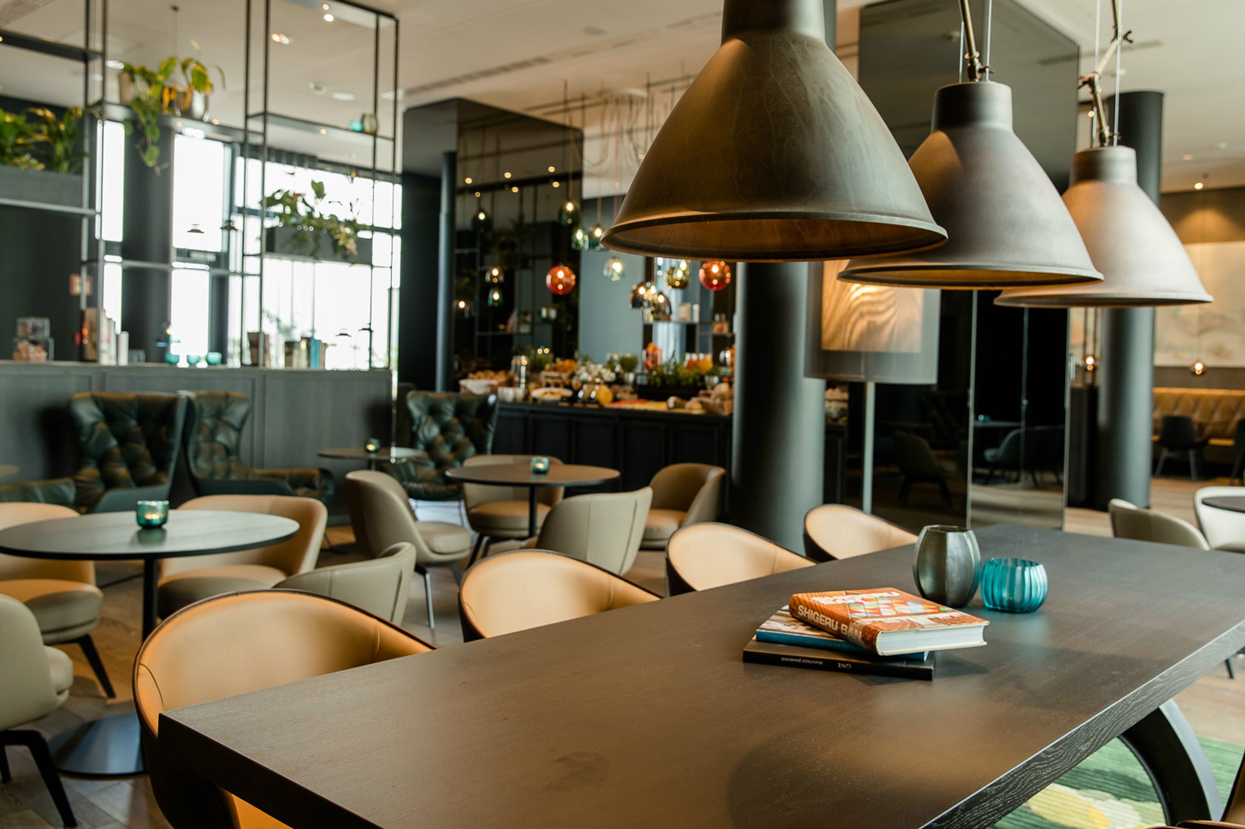 Hotel Köln Neumarkt Motel One Frühstücksraum mit Sitzgelegenheiten sowie Buffet im Hintergrund