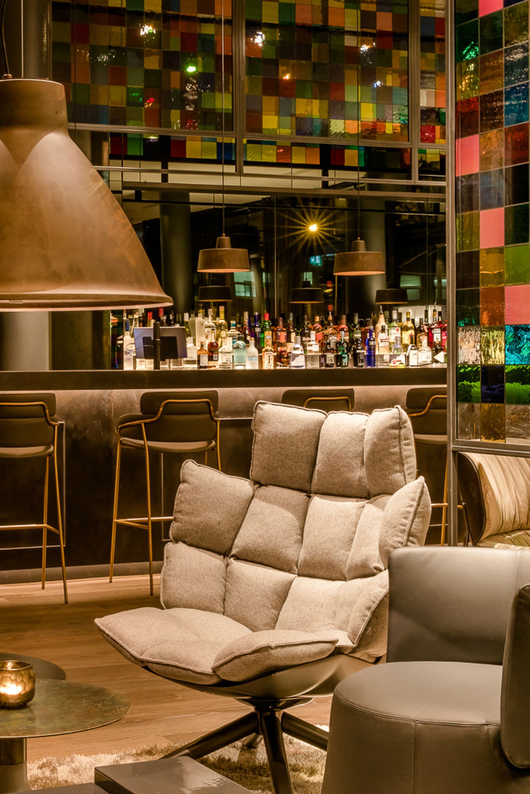 Hotel Köln Neumarkt Motel One Sessel im Vordergrund und Bar im Hintergrund
