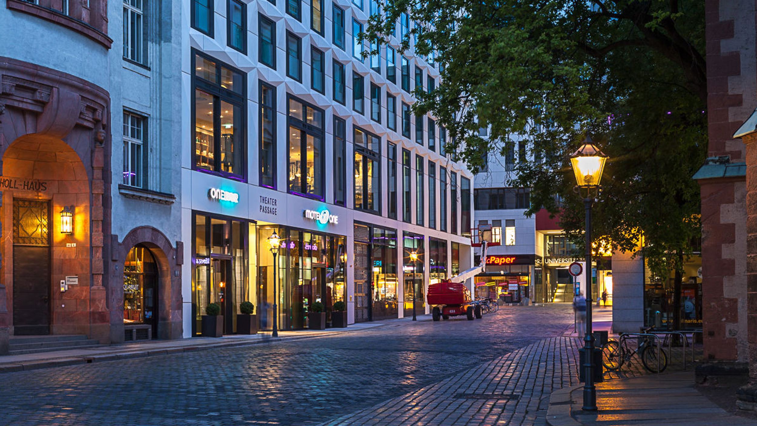 Hotel Leipzig Augustusplatz Motel One Blick auf den Eingangsbereich bei Abend
