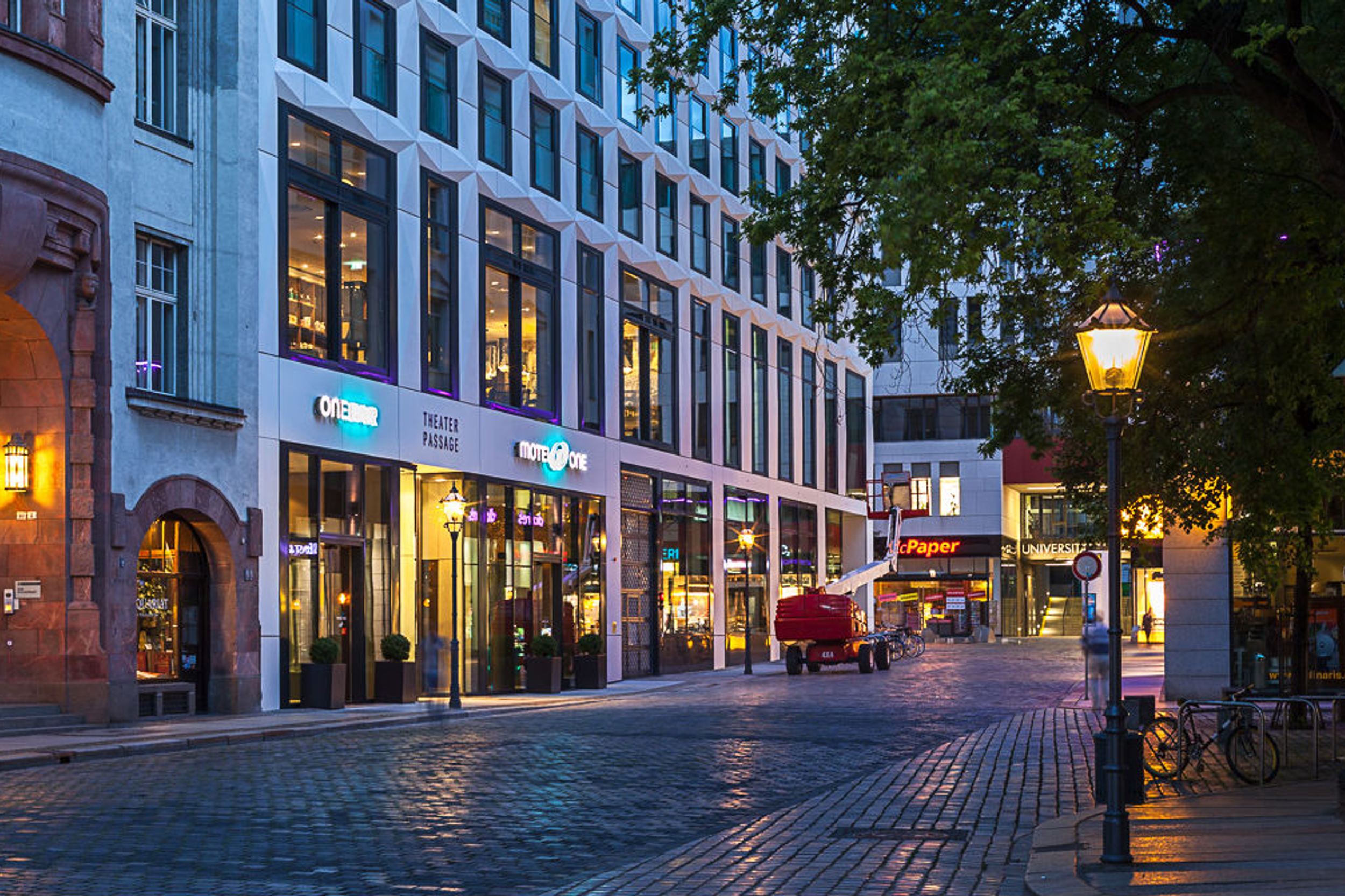 Hotel Leipzig Augustusplatz Motel One Blick auf den Eingangsbereich bei Abend