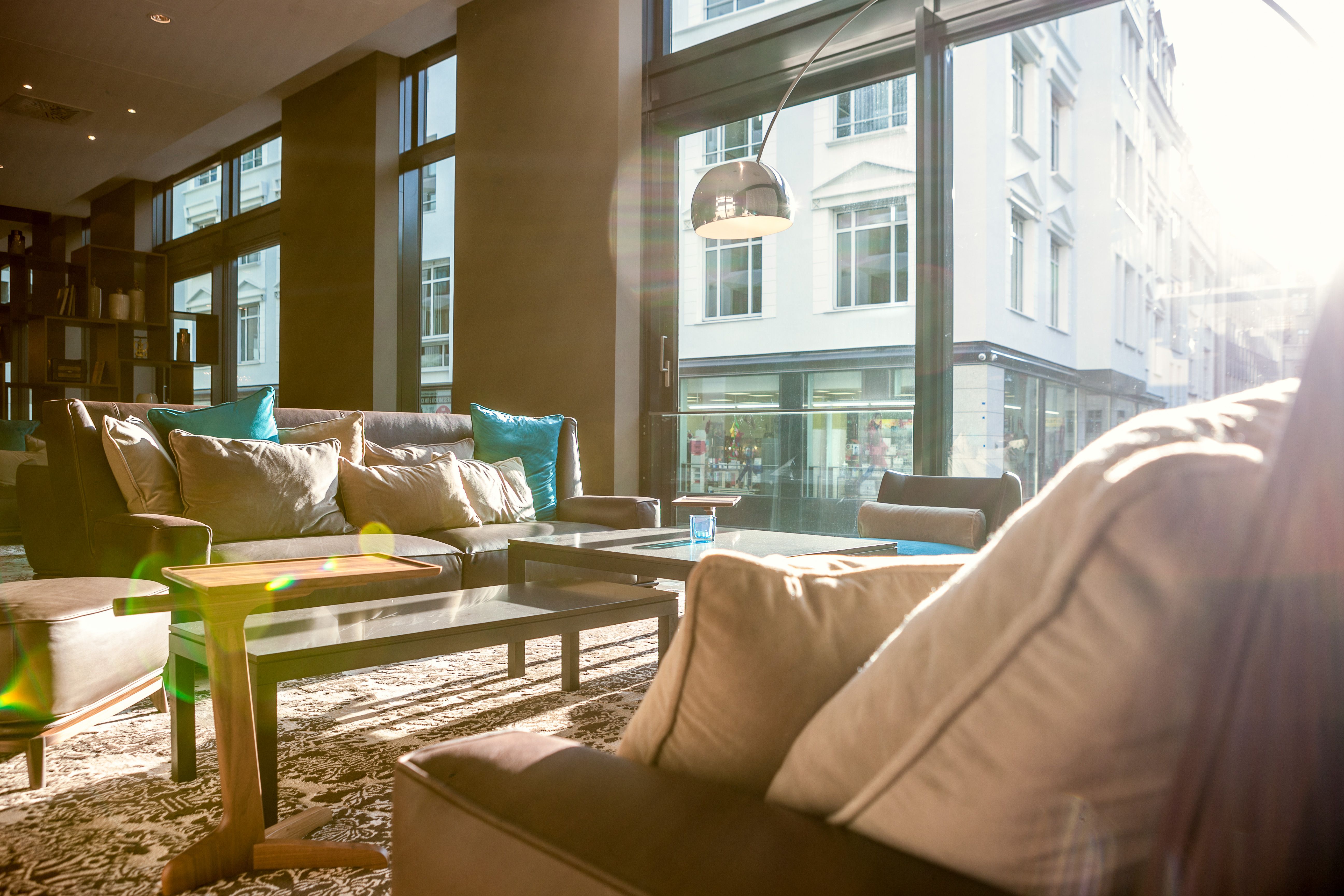 Hotel Leipzig Augustusplatz Motel One Lounge mit zwei Couches mit Sonneneinstrahlung