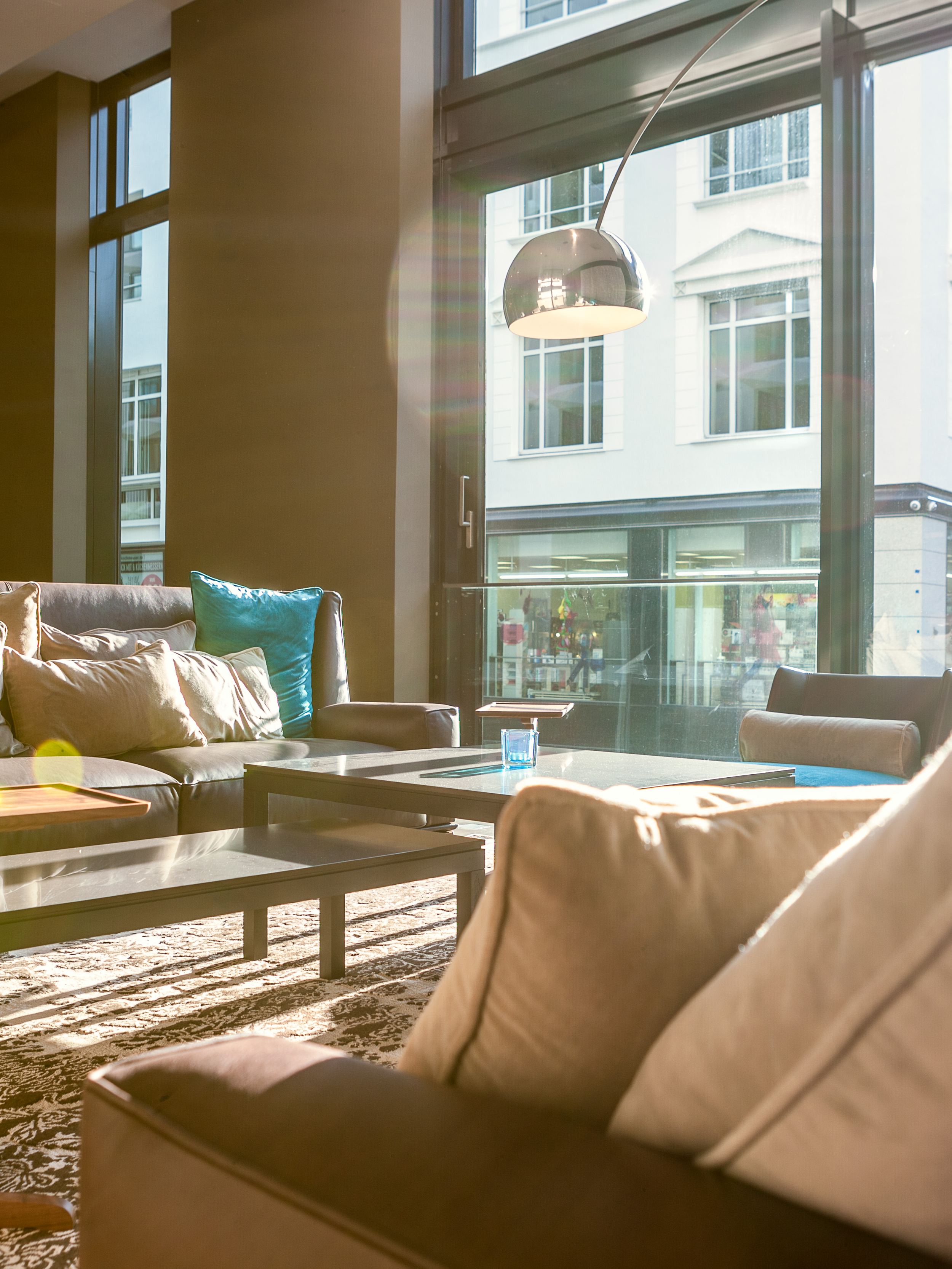 Hotel Leipzig Augustusplatz Motel One Lounge mit zwei Couches mit Sonneneinstrahlung