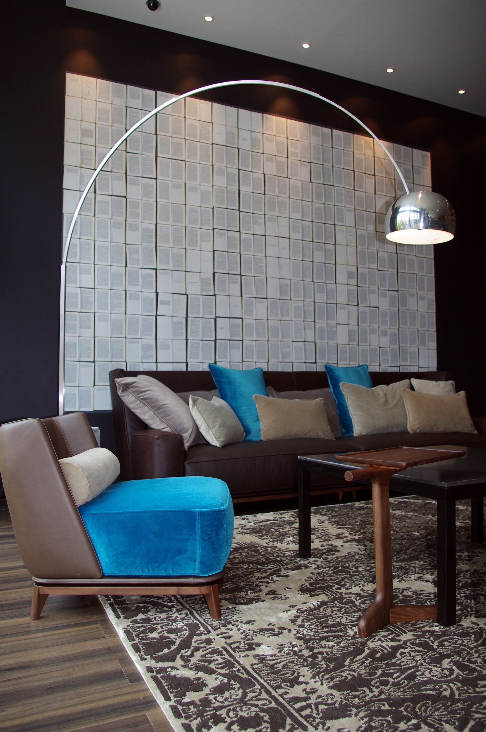 Hotel Leipzig Augustusplatz Motel One Lounge mit Couch und Sessel sowie große Stehlampe