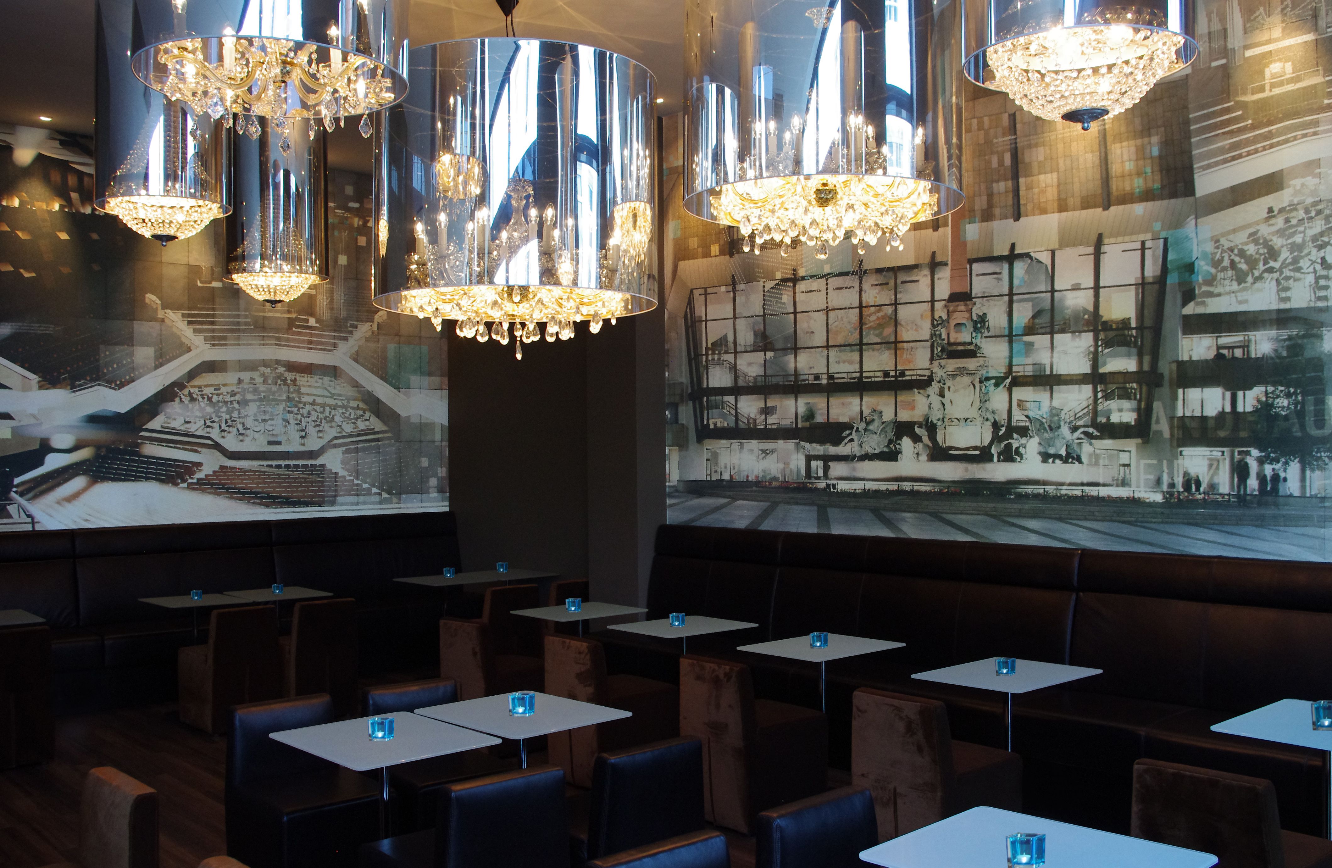 Hotel Leipzig Augustusplatz Motel One Frühstücksraum mit mehreren Tischen und Stühlen