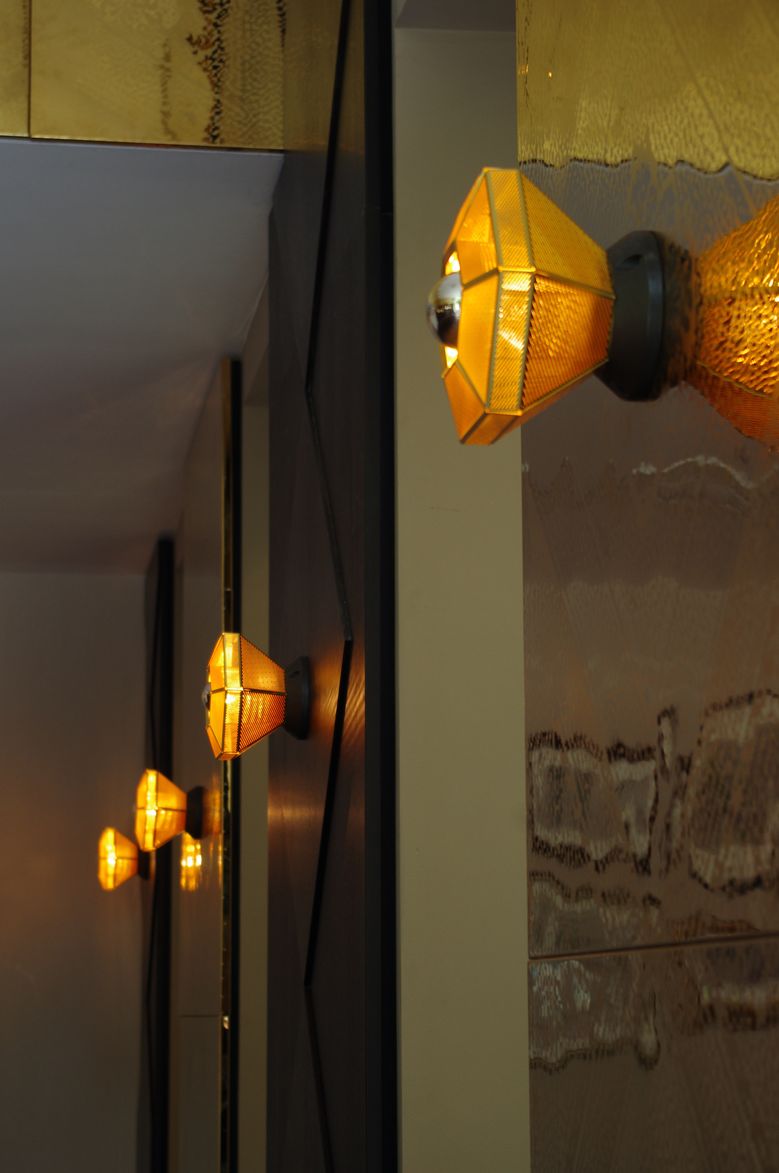 Hotel Leipzig Augustusplatz Motel One Nahaufnahme Lampen an der Wand
