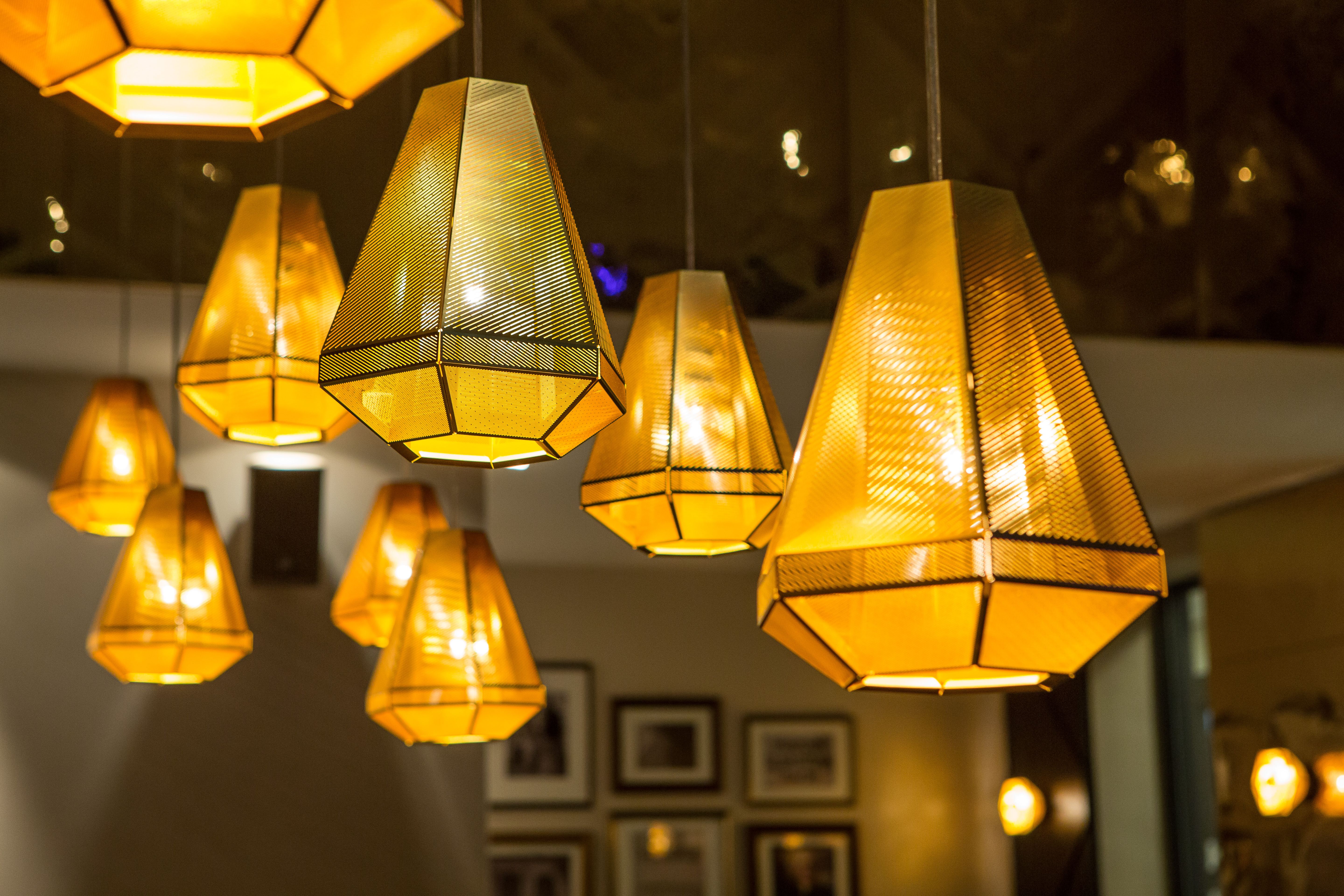 Hotel Leipzig Augustusplatz Motel One Nahaufnahme auf leuchtende Deckenlampen Hotel Leipzig Augustusplatz Motel One Nahaufnahme auf leuchtende Deckenlampen