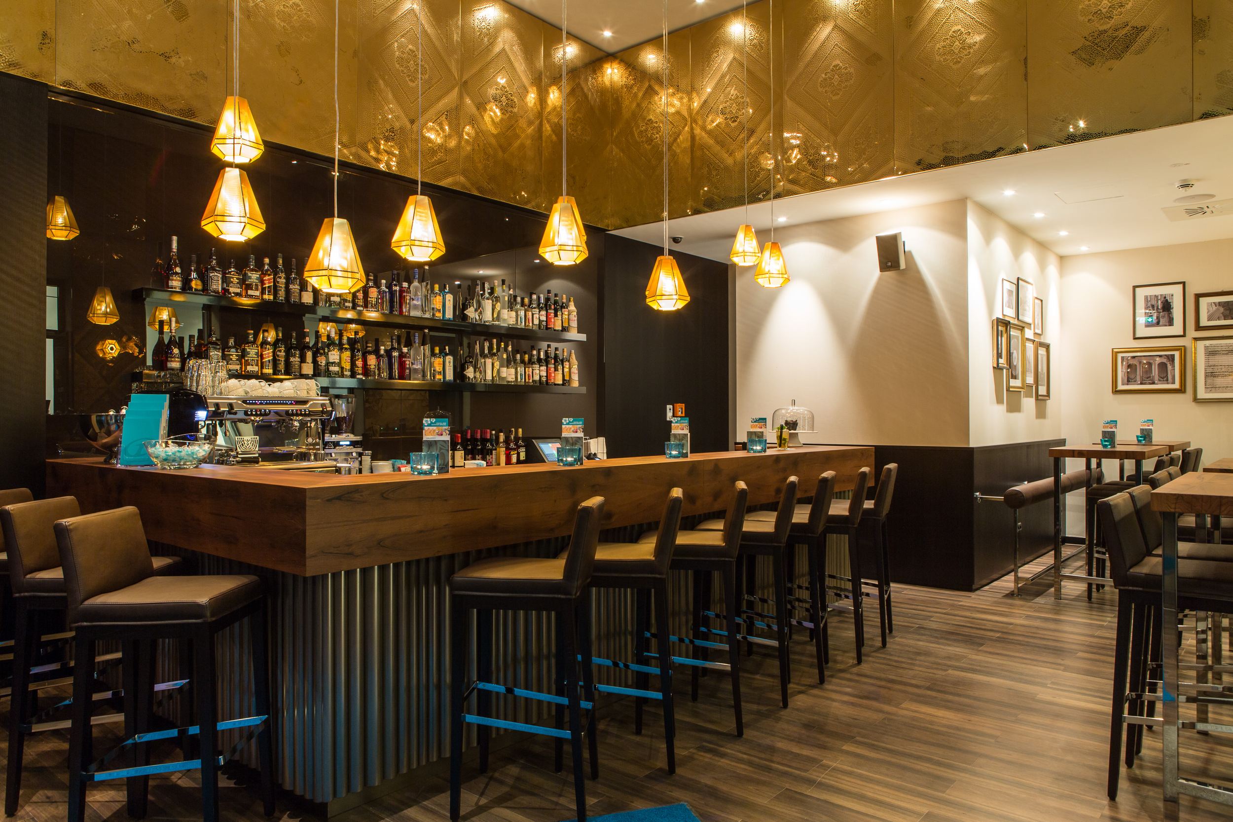Hotel Leipzig Augustusplatz Motel One Bar mit Barhockern sowie Tischen und Stühlen