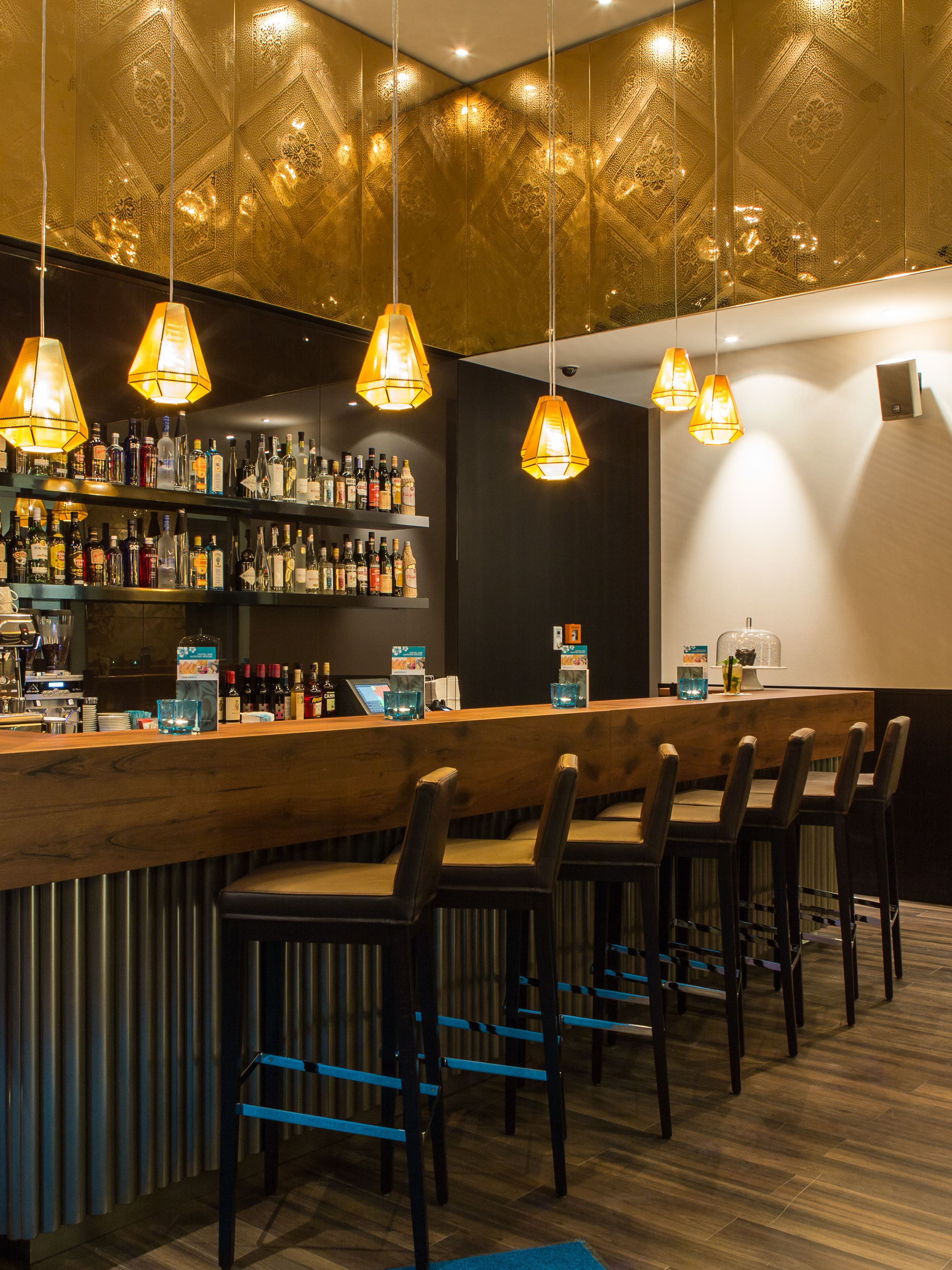 Hotel Leipzig Augustusplatz Motel One Bar mit Barhockern sowie Tischen und Stühlen