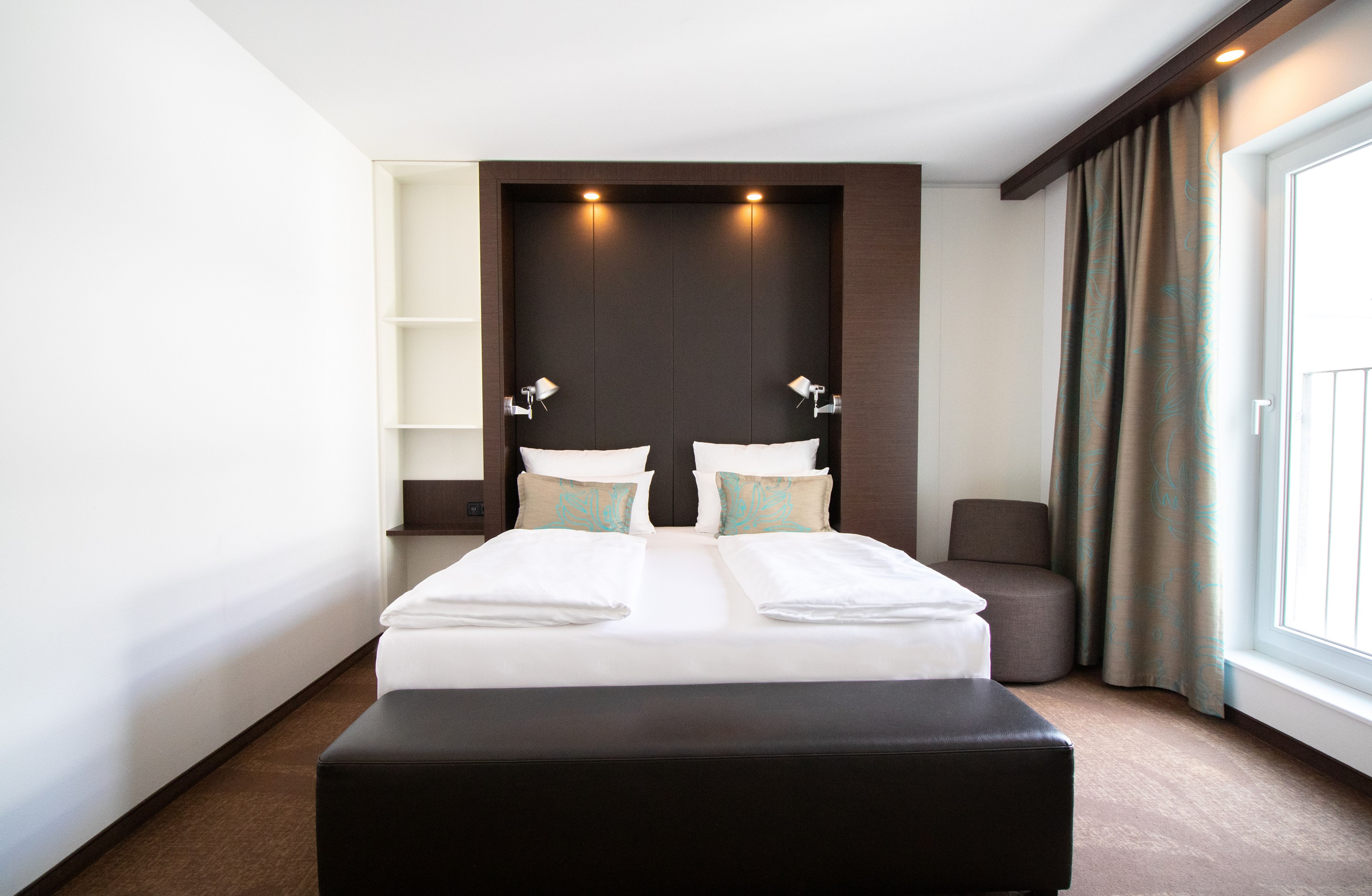 Hotel Leipzig Augustusplatz Motel One Blick auf komfortables Bett mit Bettbank Hotel Leipzig Augustusplatz Motel One Blick auf komfortables Bett mit Bettbank