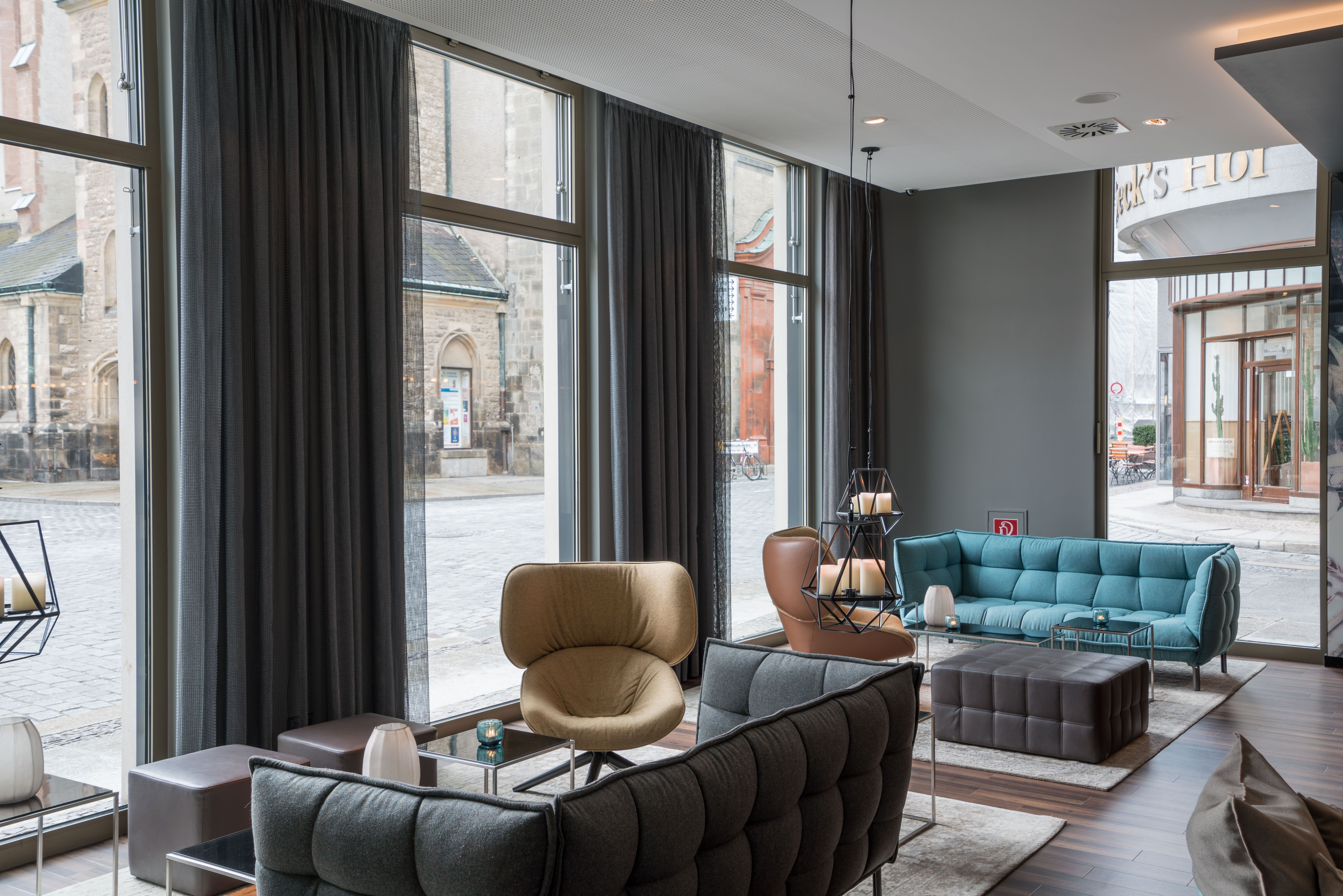 Hotel Leipzig Nikolaikirche Motel One helle Lounge mit bodentiefen Fenstern und Blick auf die Nikolaikirche